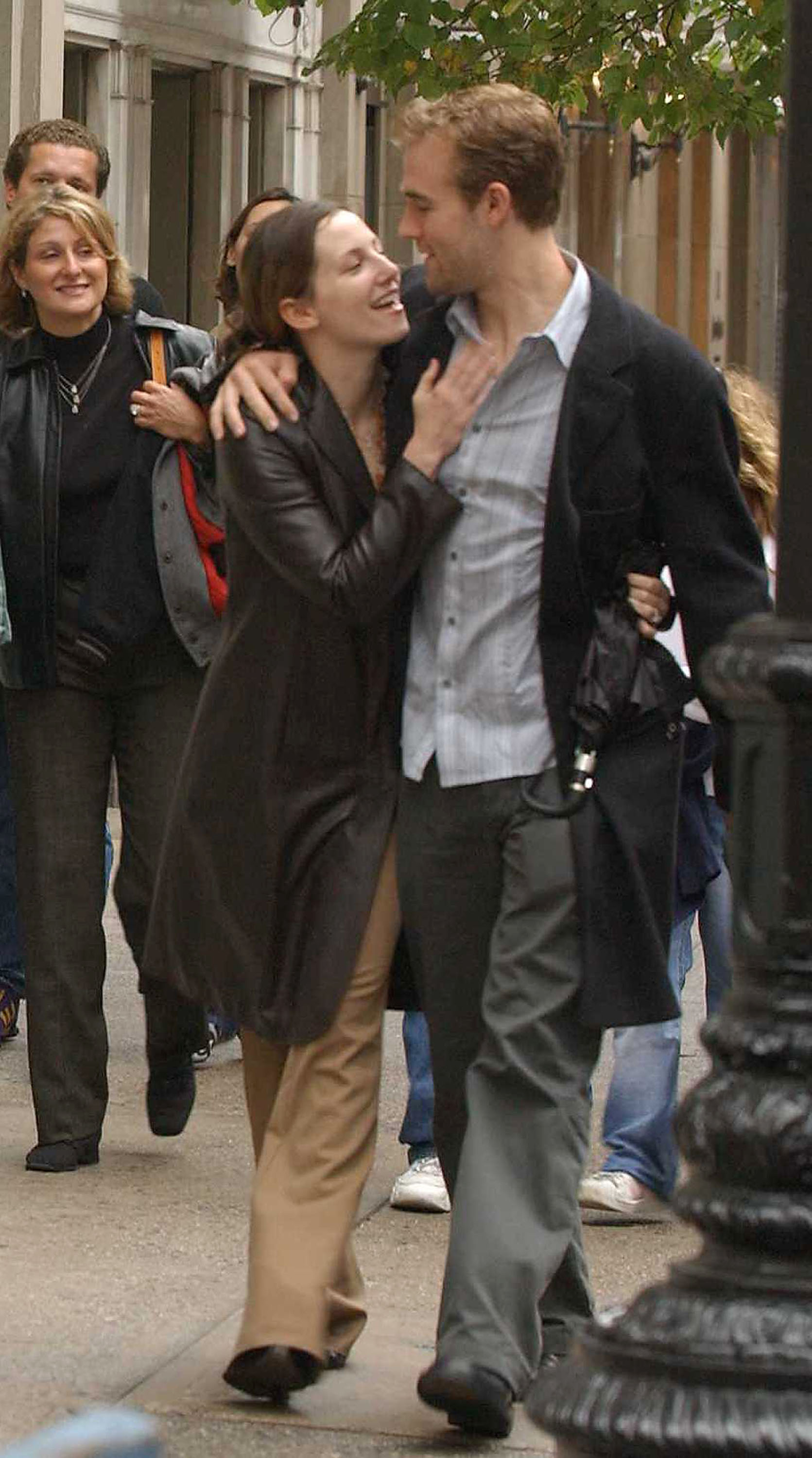 Heather McComb et James Van Der Beek aperçus marchant sur Madison Avenue à New York le 13 octobre 2002. | Source : Getty Images