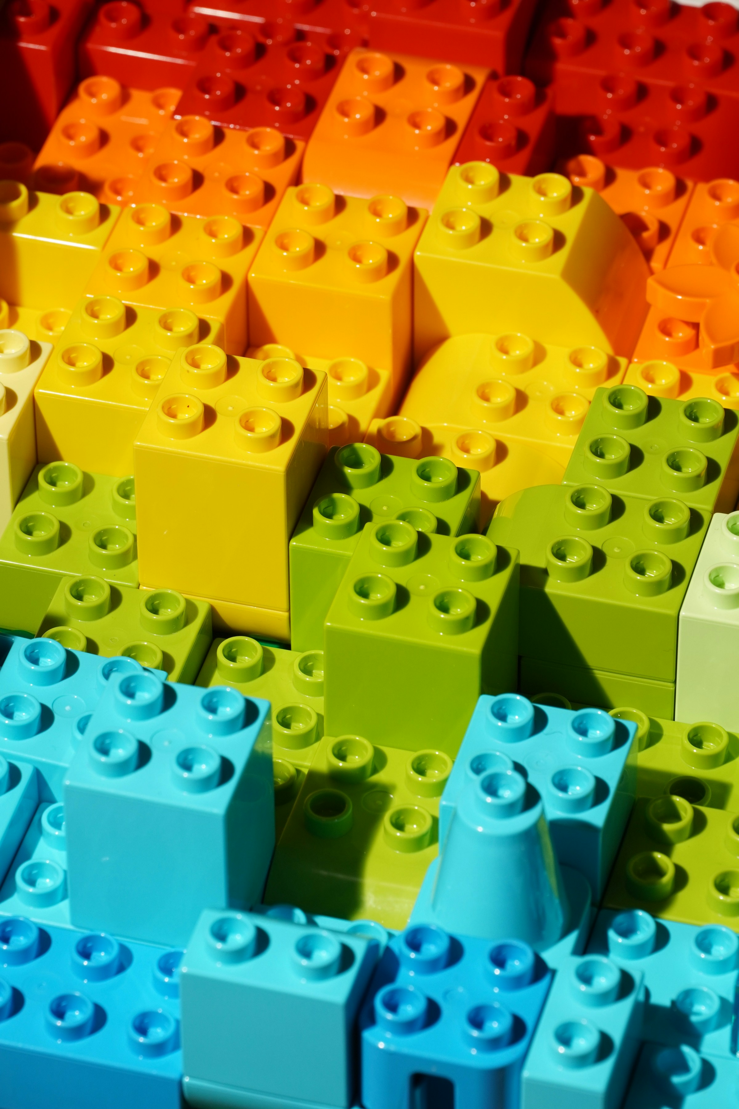 Gros plan sur plusieurs pièces LEGO de différentes couleurs | Source : Unsplash