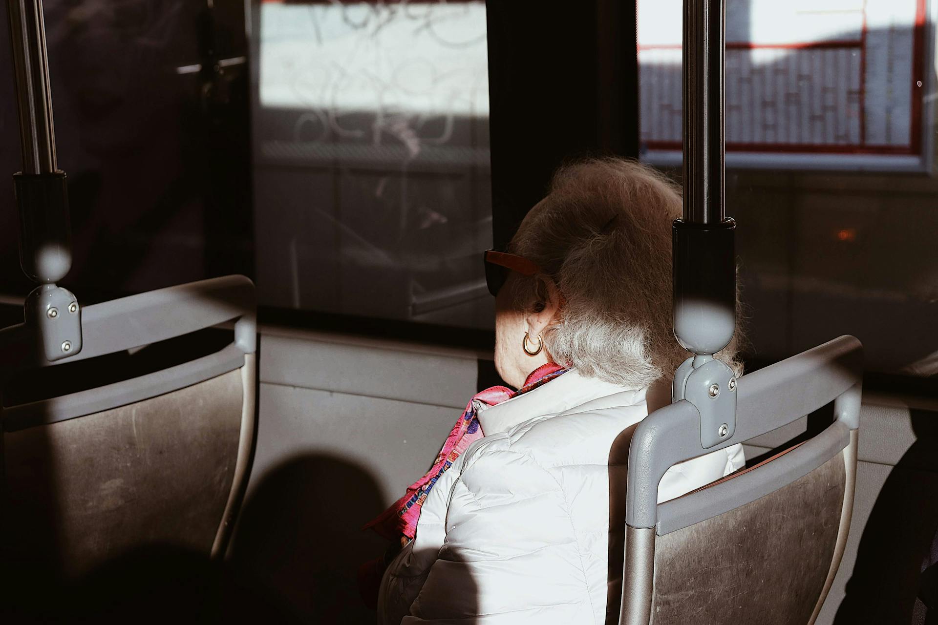 Une femme âgée assise dans le bus | Source : Pexels
