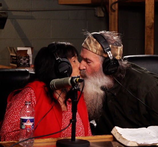 Kay et Phil Robertson s'embrassent, en novembre 2023 | Source : instagram/officialphilrobertson