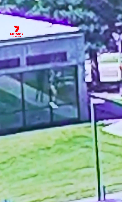 Le suspect sautant du côté d'un bâtiment, d'après des images diffusées le 12 septembre 2025. | Source : X/@7NewsAustralia