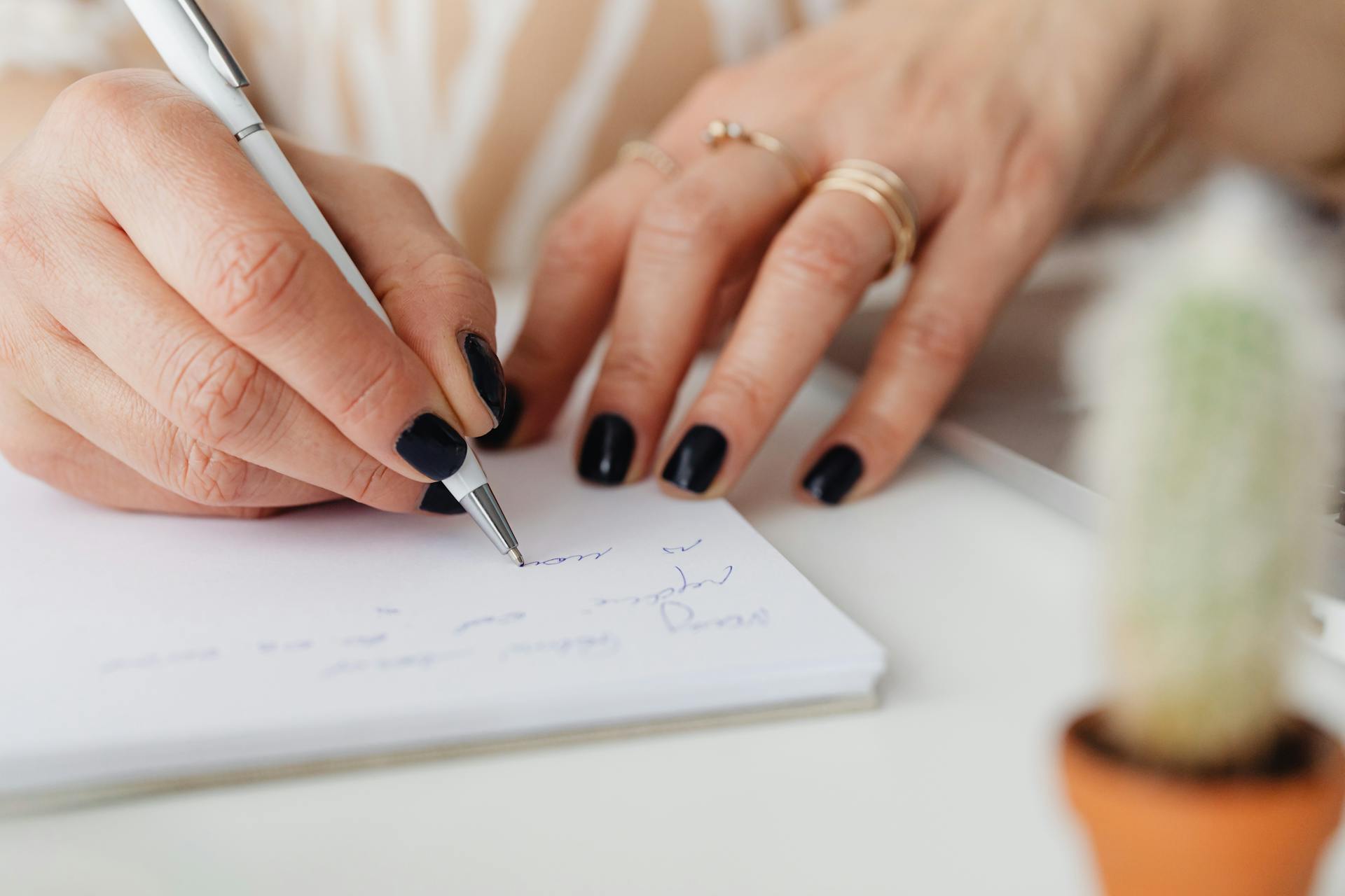 Une femme qui prend des notes | Source : Pexels