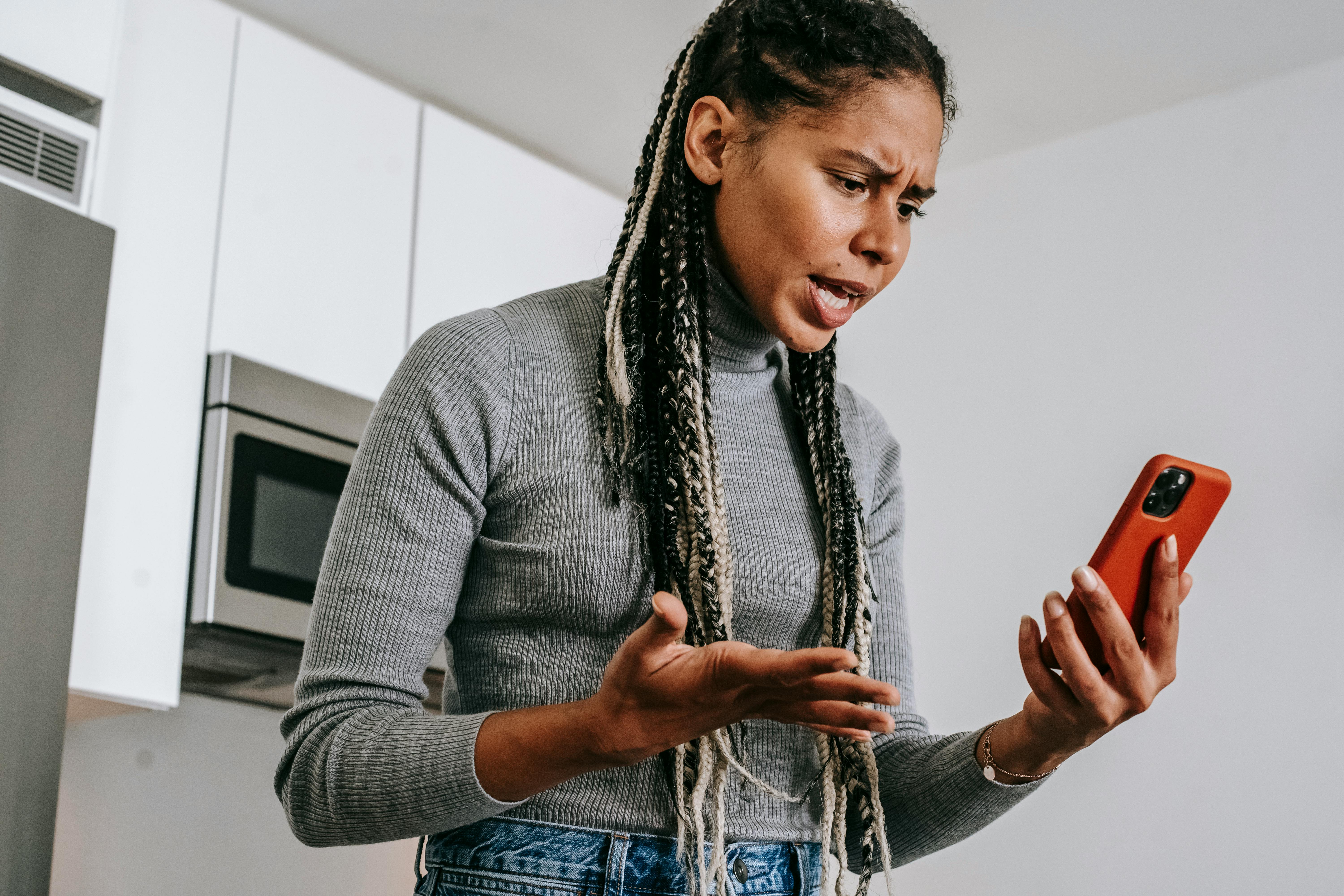 Une femme qui crie dans un téléphone portable | Source : Pexels