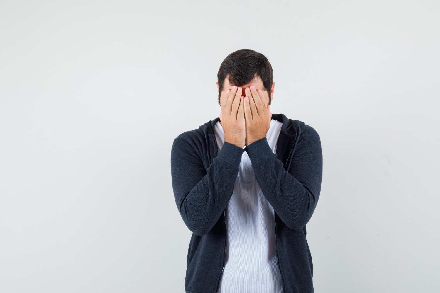 Un homme triste et coupable | Source : Freepik