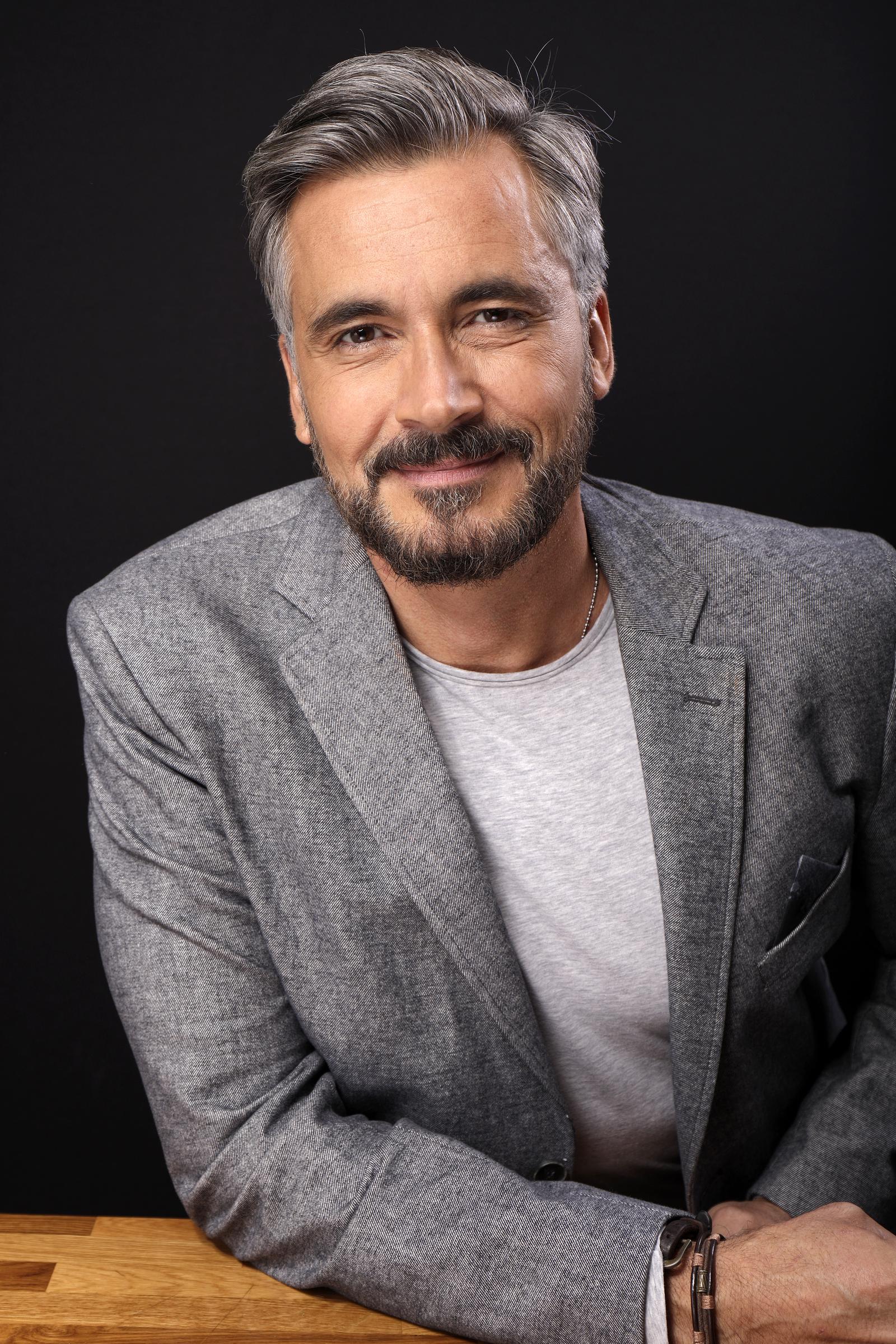 Le présentateur Olivier Minne pose lors d'une séance photo à Paris, en France, le 26 septembre 2018 I Source : Getty Images