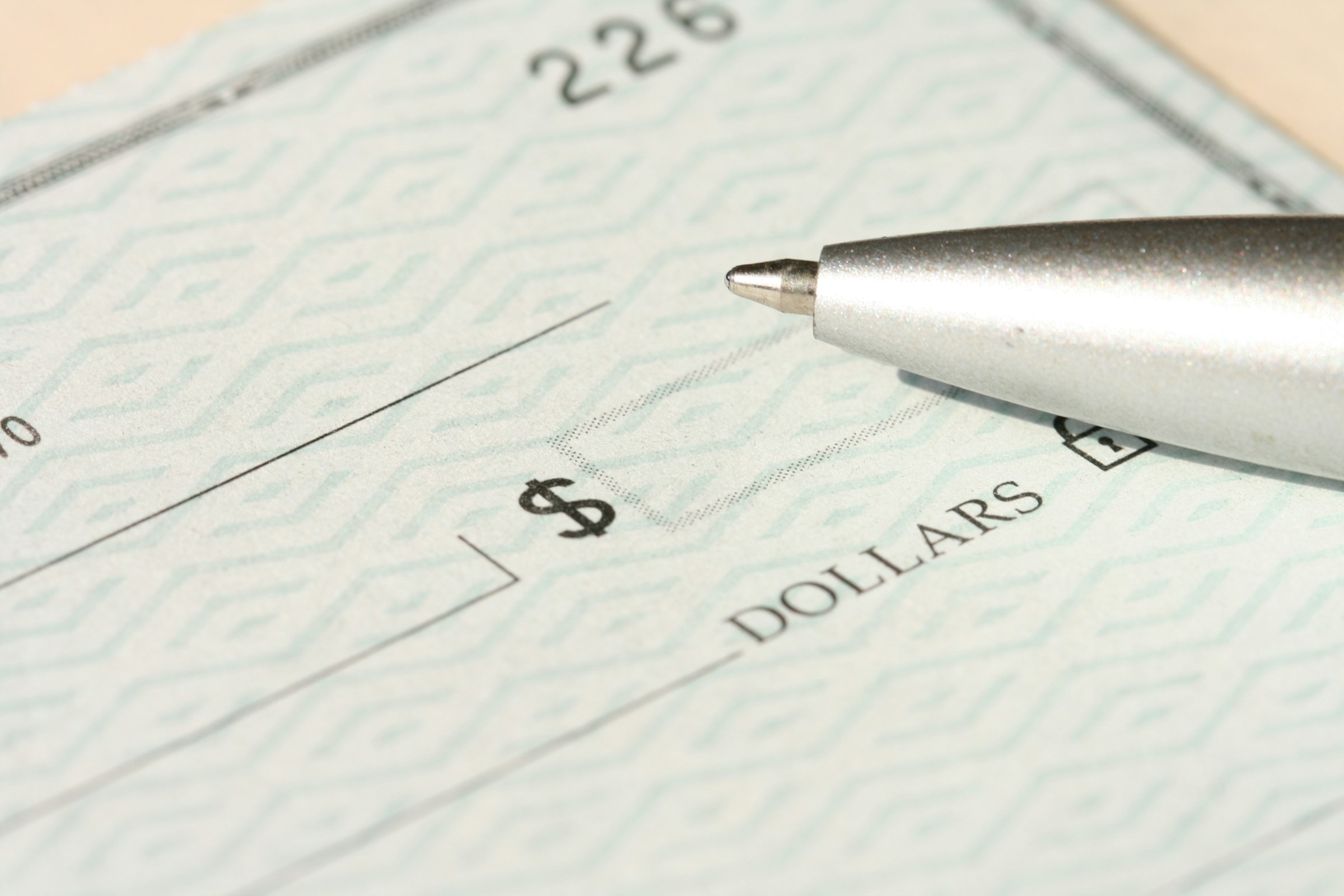 Un stylo posé sur un chèque de banque | Source : Unsplash