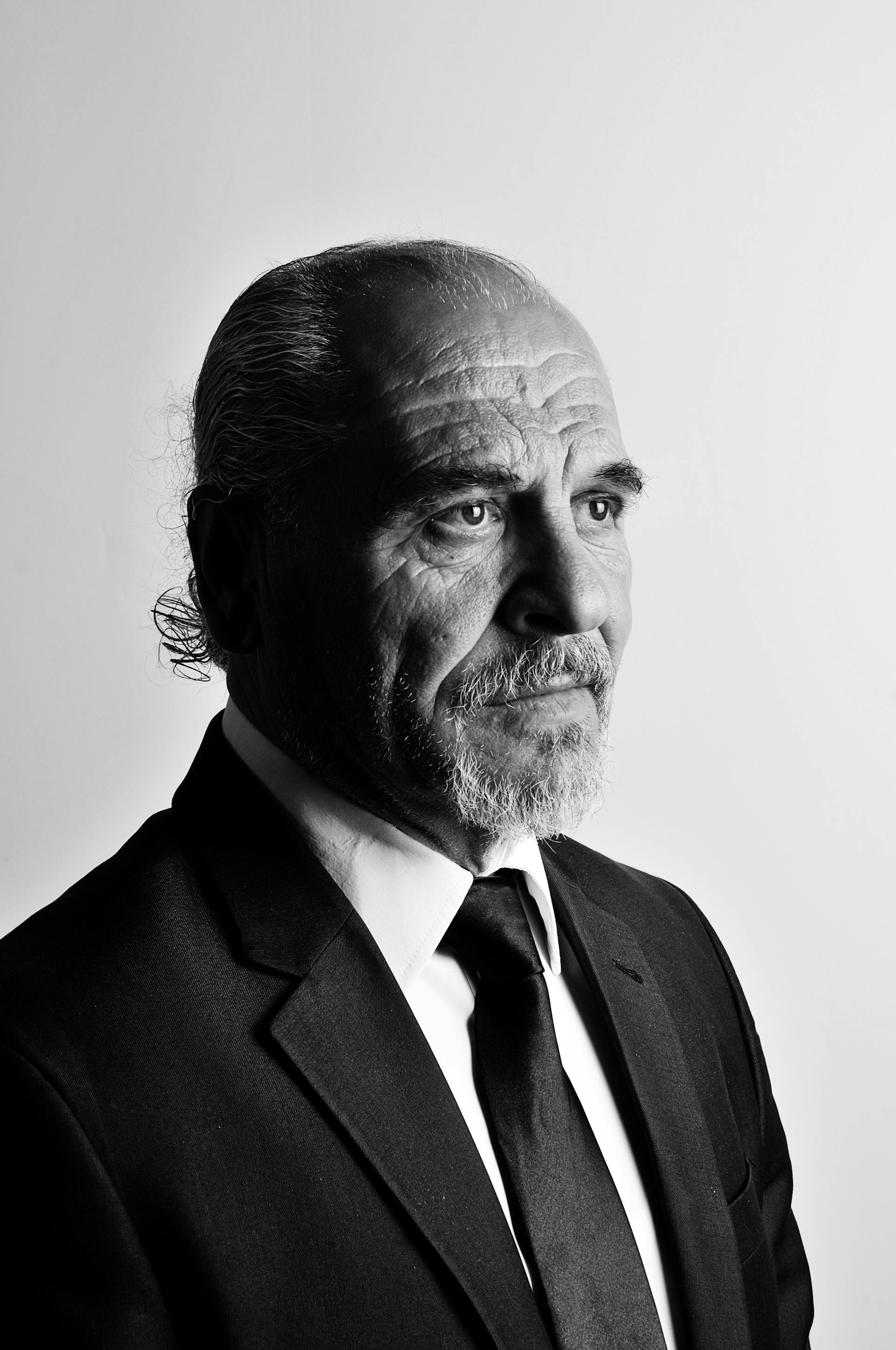 Un homme d'âge moyen, joliment habillé, fixant froidement quelque chose | Source : Pexels