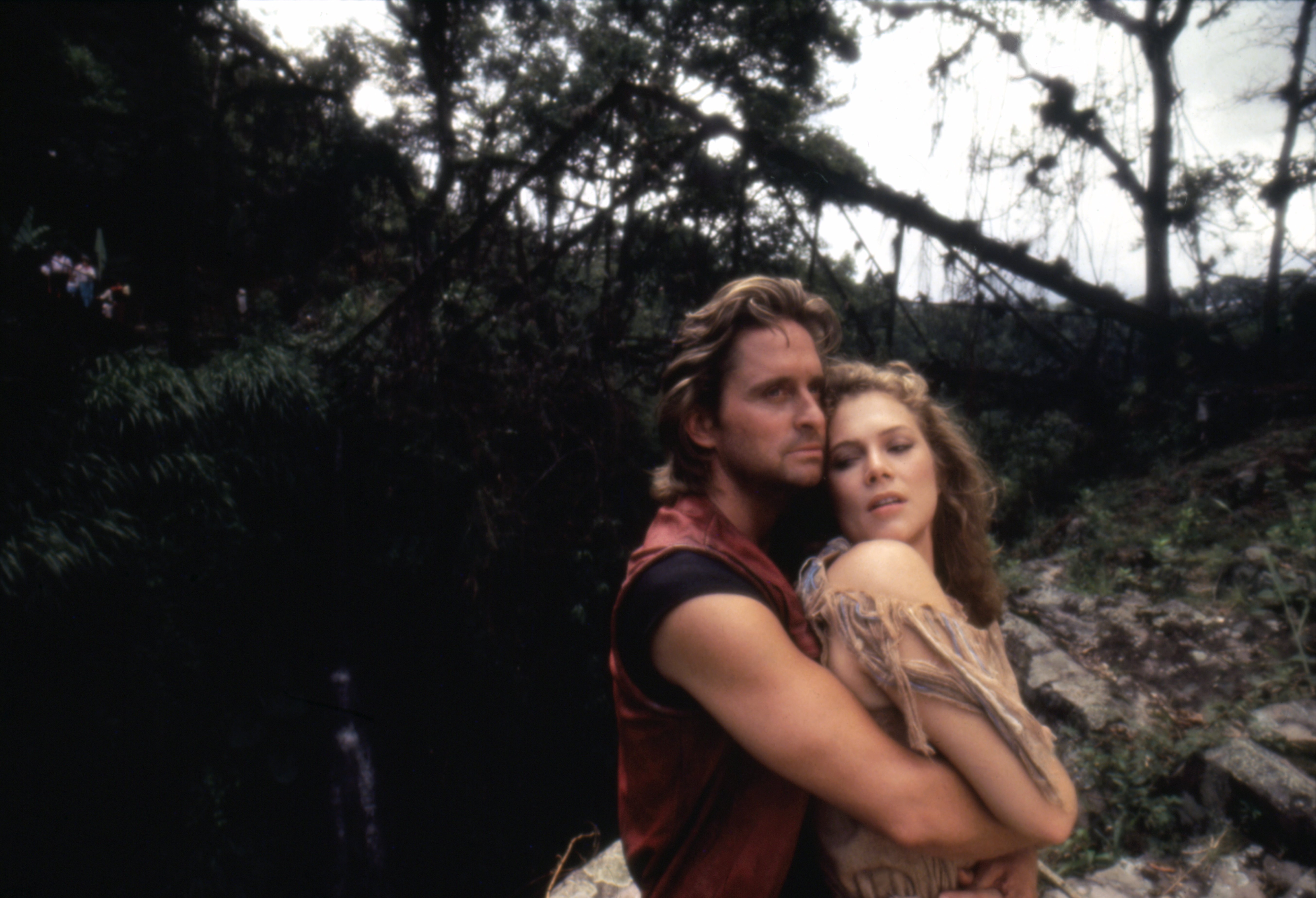 Michael Douglas et la célèbre actrice sur le plateau de tournage de « Romancing the Stone », circa 1984 | Source : Getty Images