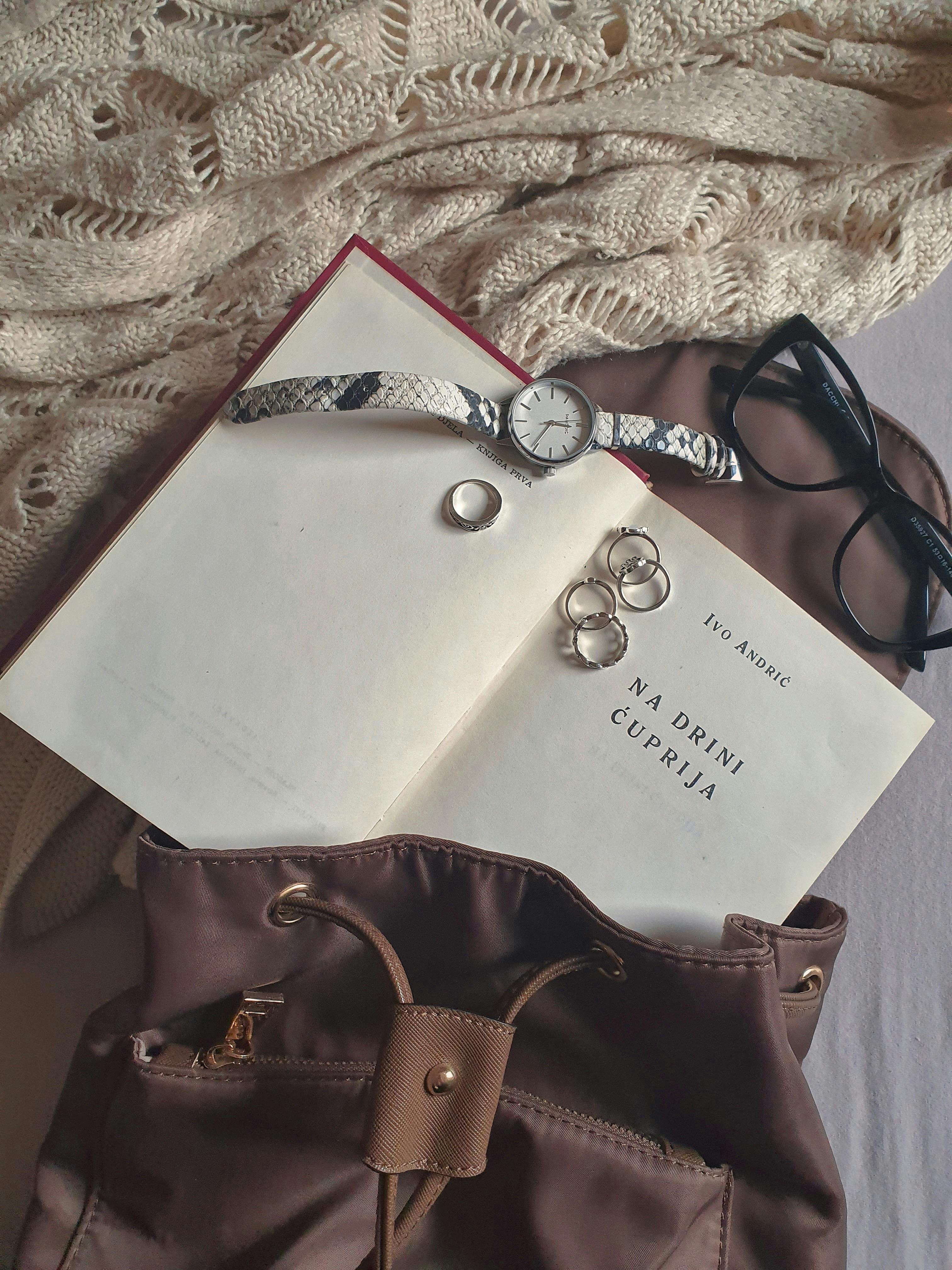 Des bijoux et un livre débordent d'un sac | Source : Pexels