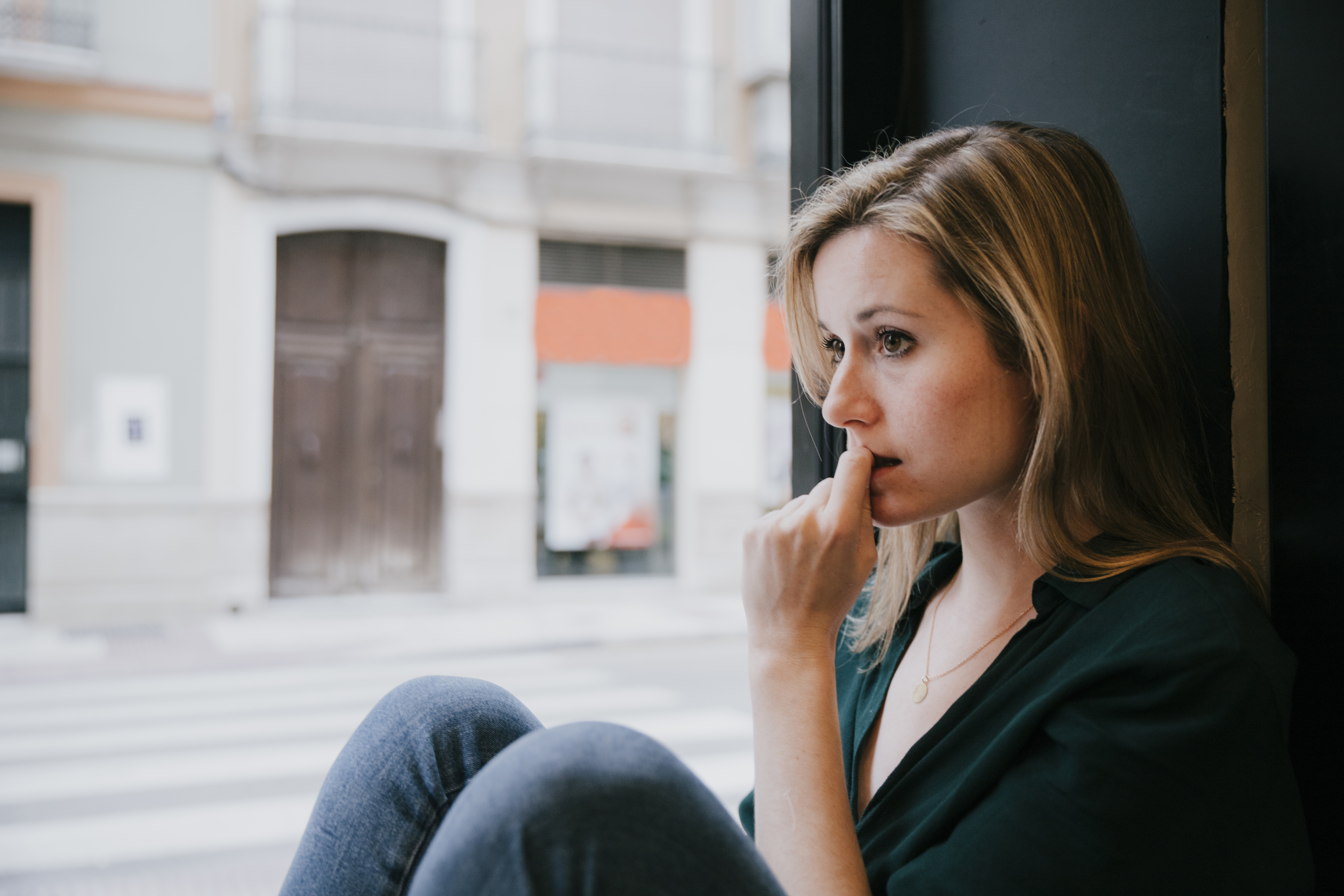 Une femme triste | Source : Freepik
