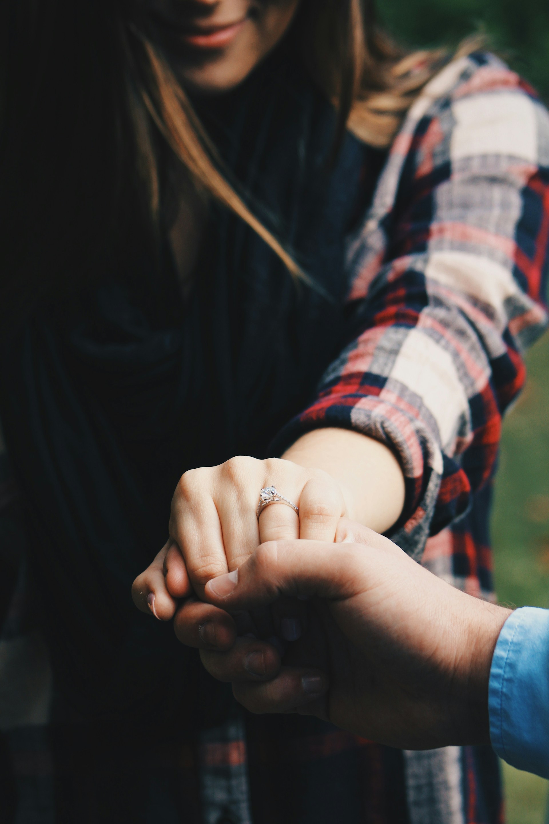 Une femme tenant la main d'un homme | Source : Unsplash
