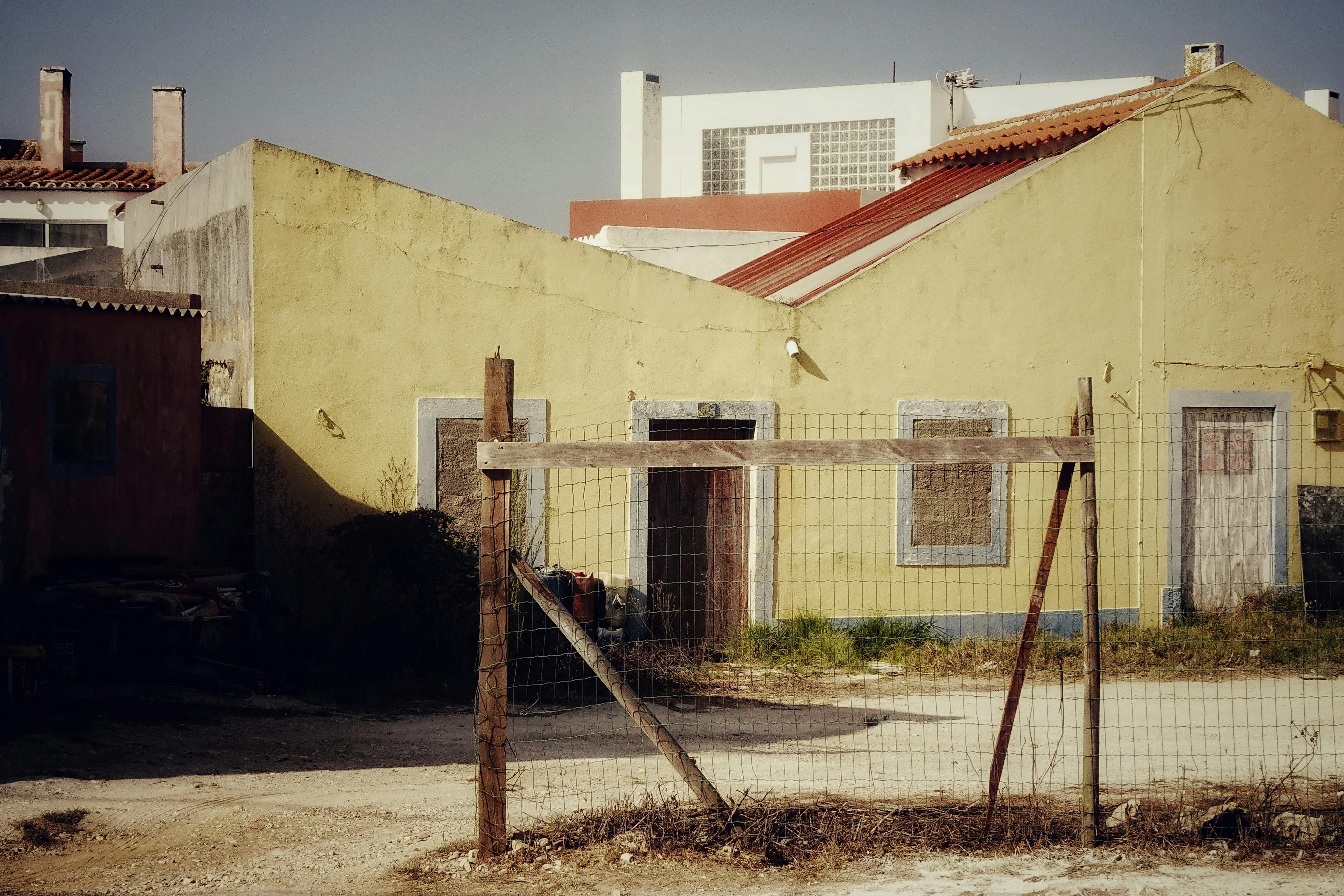 Des vieilles maisons dans un quartier | Source : Pexels