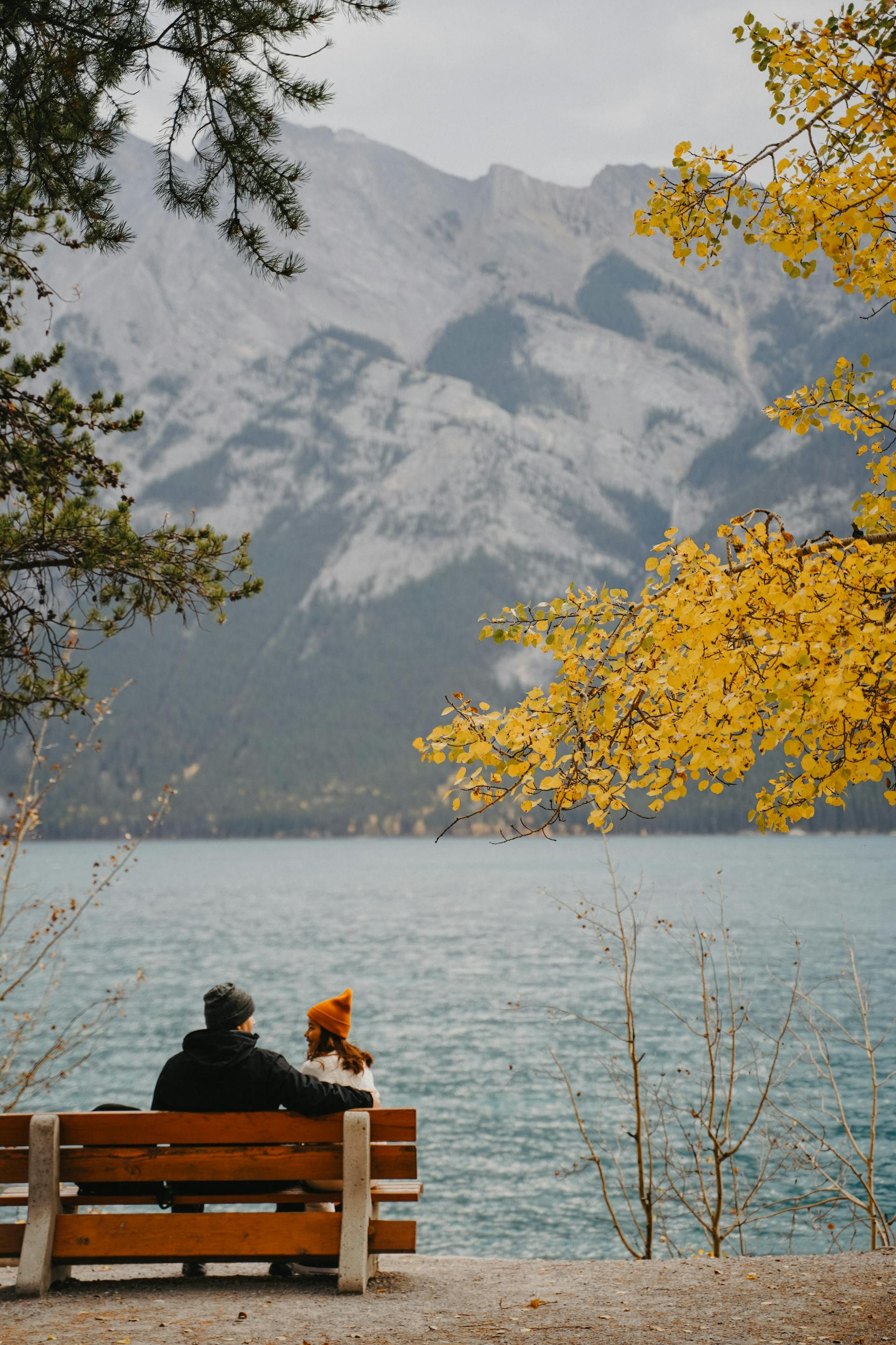 Un couple assis ensemble sur un banc | Source : Pexels