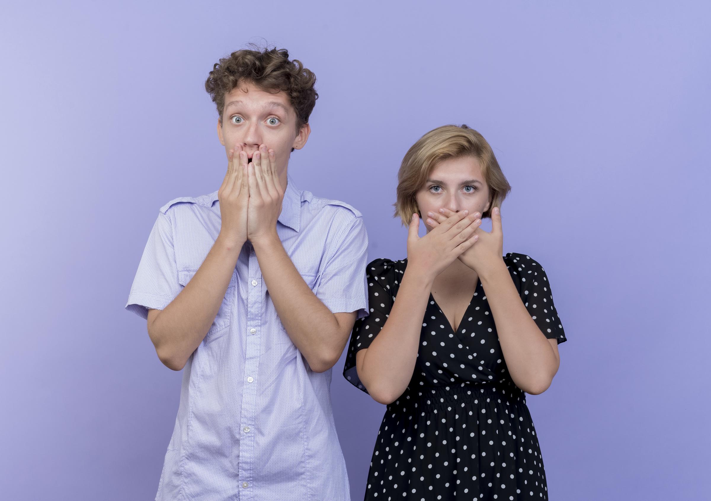 Un garçon et une fille choqués | Source : Freepik