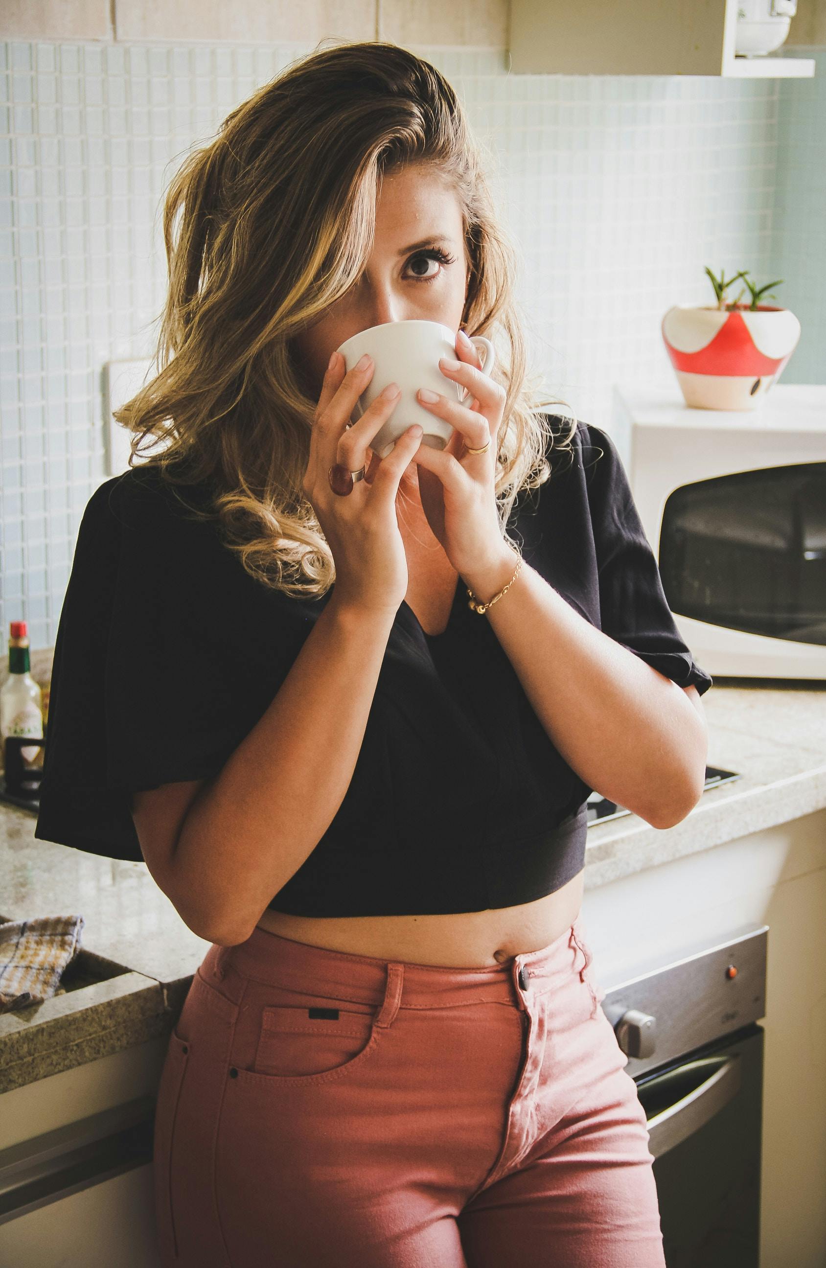 Une femme regardant sa tasse de café | Source : Pexels