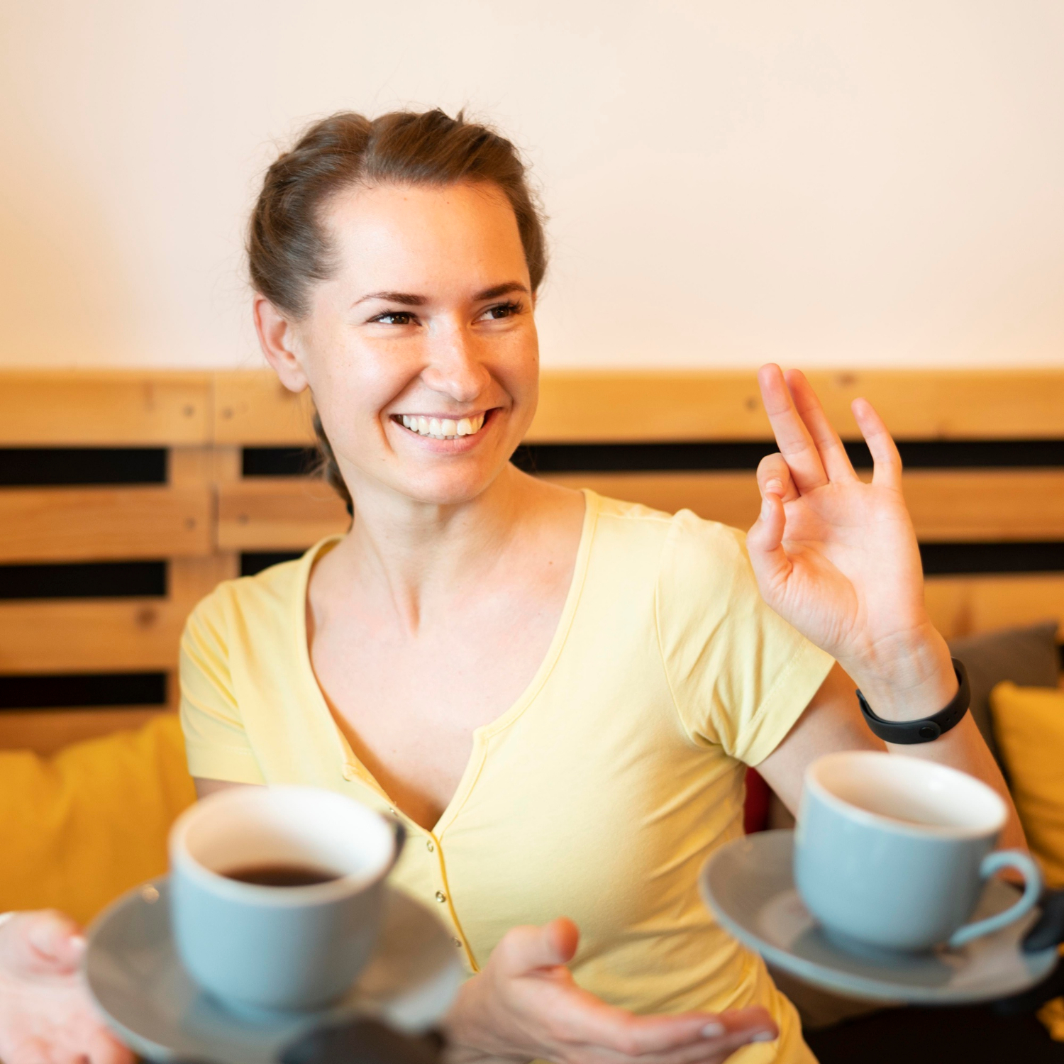 Une femme joyeuse qui fait un geste de la main | Source : Freepik