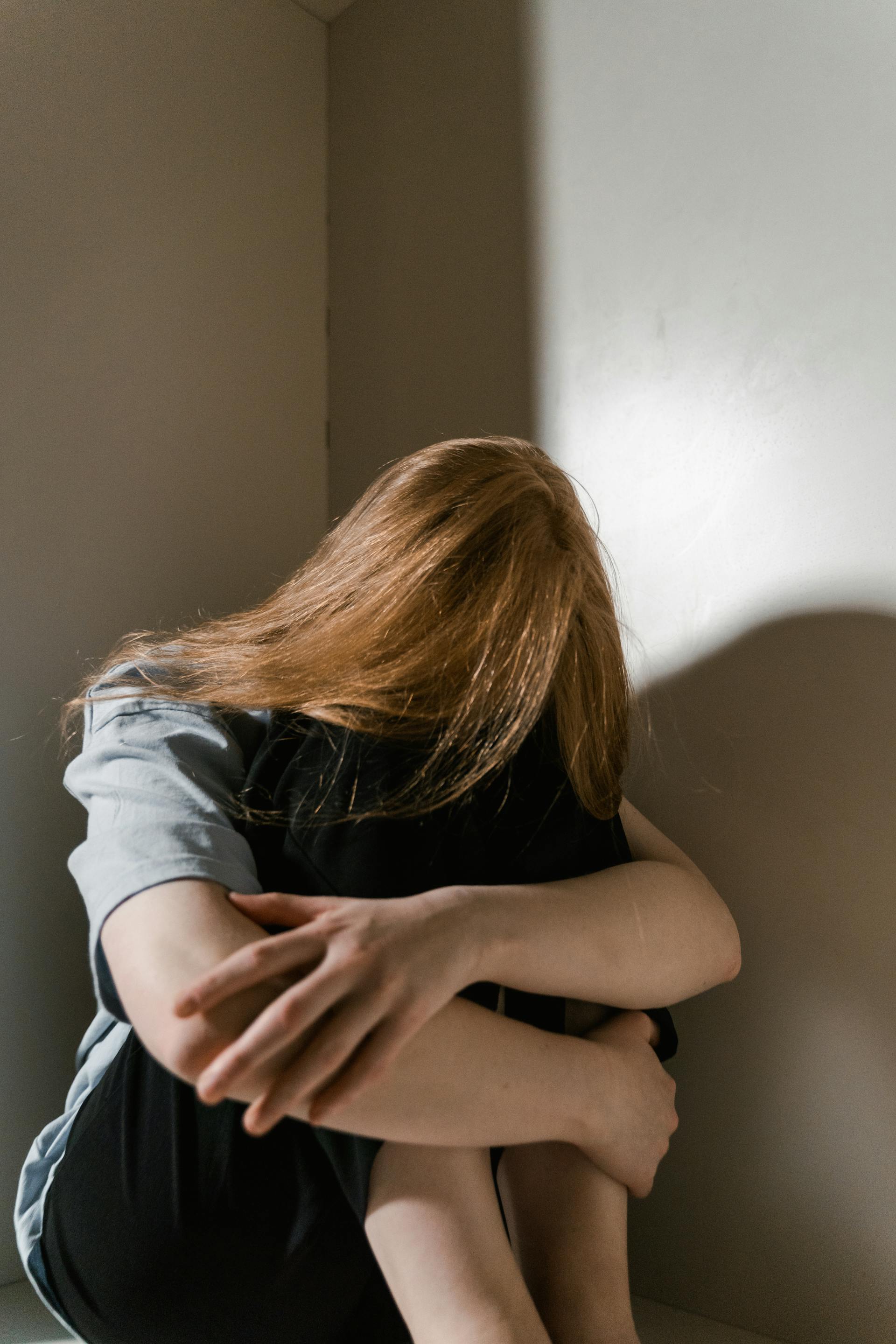 Une adolescente assise seule dans sa chambre | Source : Pexels
