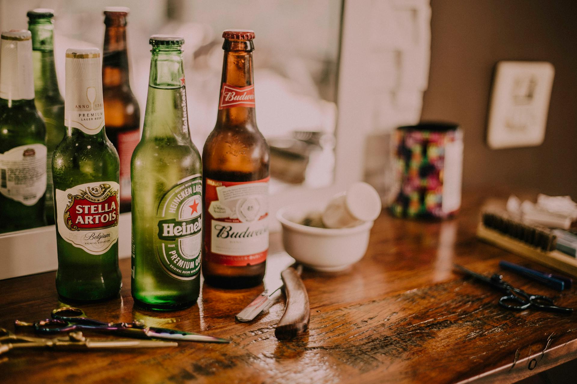 Trois bouteilles de bière posées sur une table | Source : Pexels