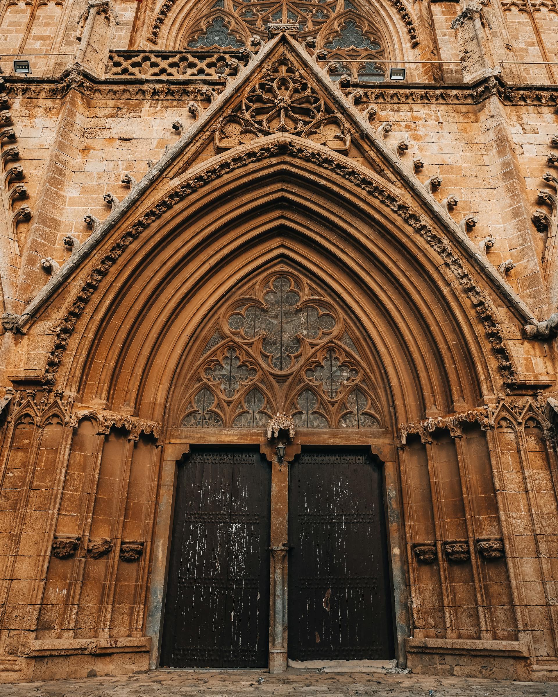 Les portes d'une belle église | Source : Pexels