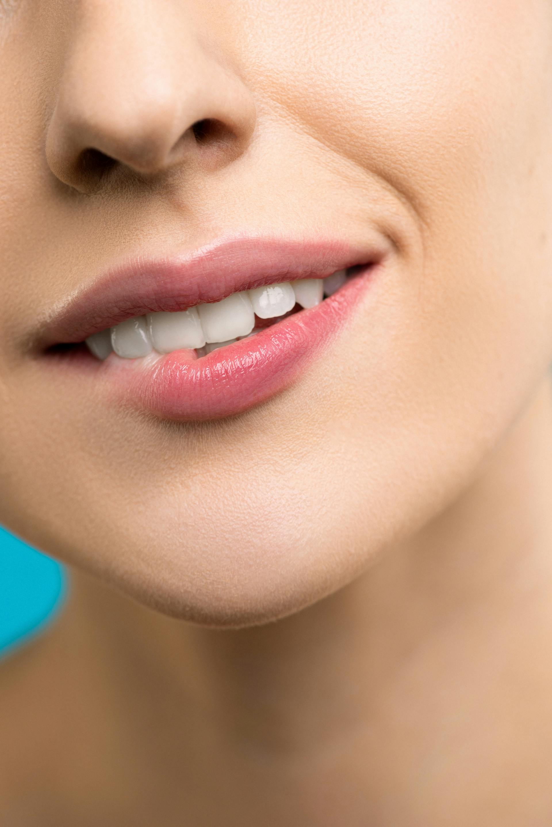 Une femme qui sourit tout en se mordant la lèvre | Source : Pexels