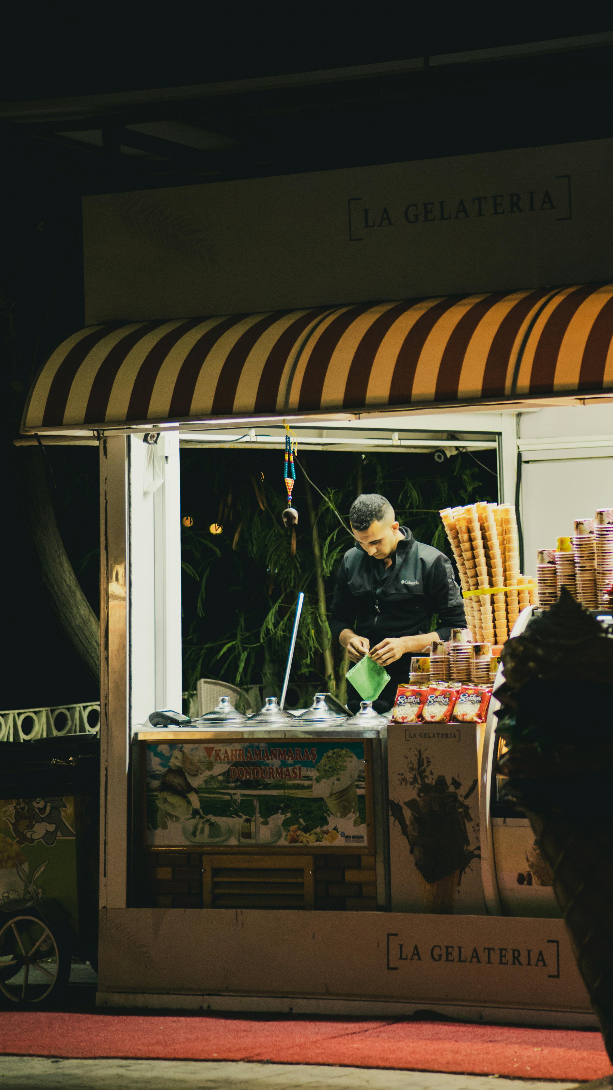 Un stand de gelato la nuit | Source : Pexels