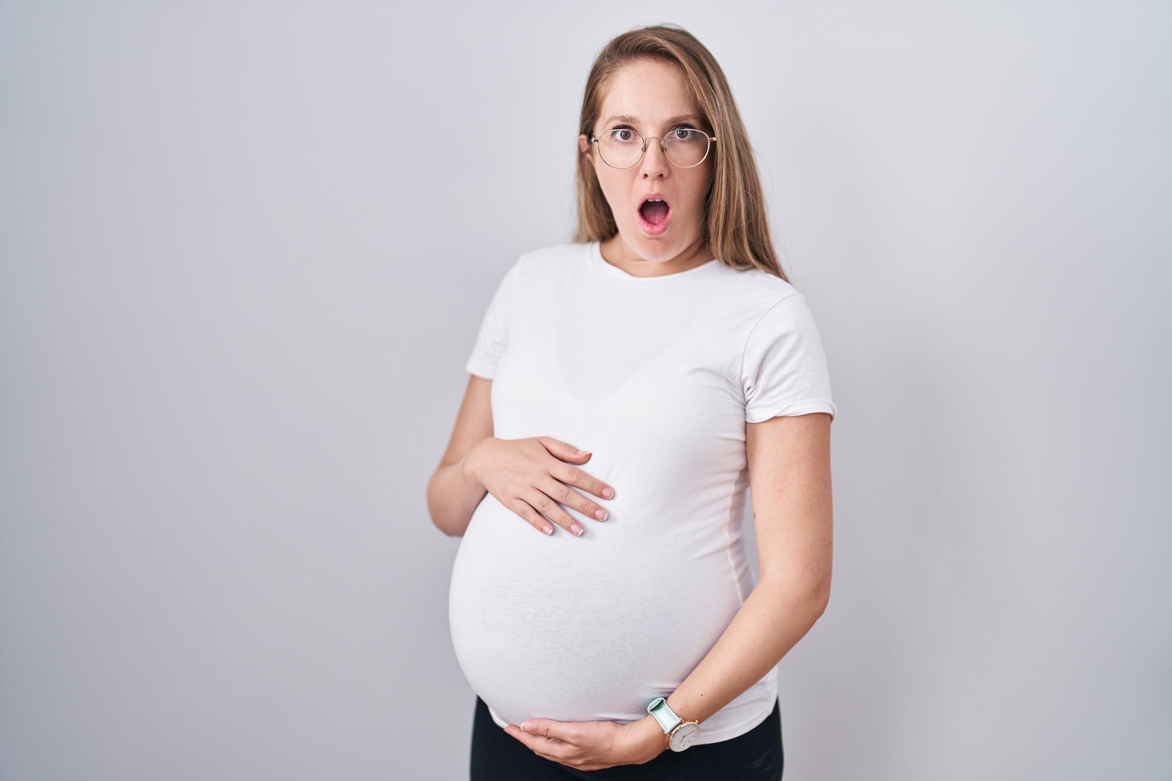 Une femme enceinte choquée | Source : Freepik