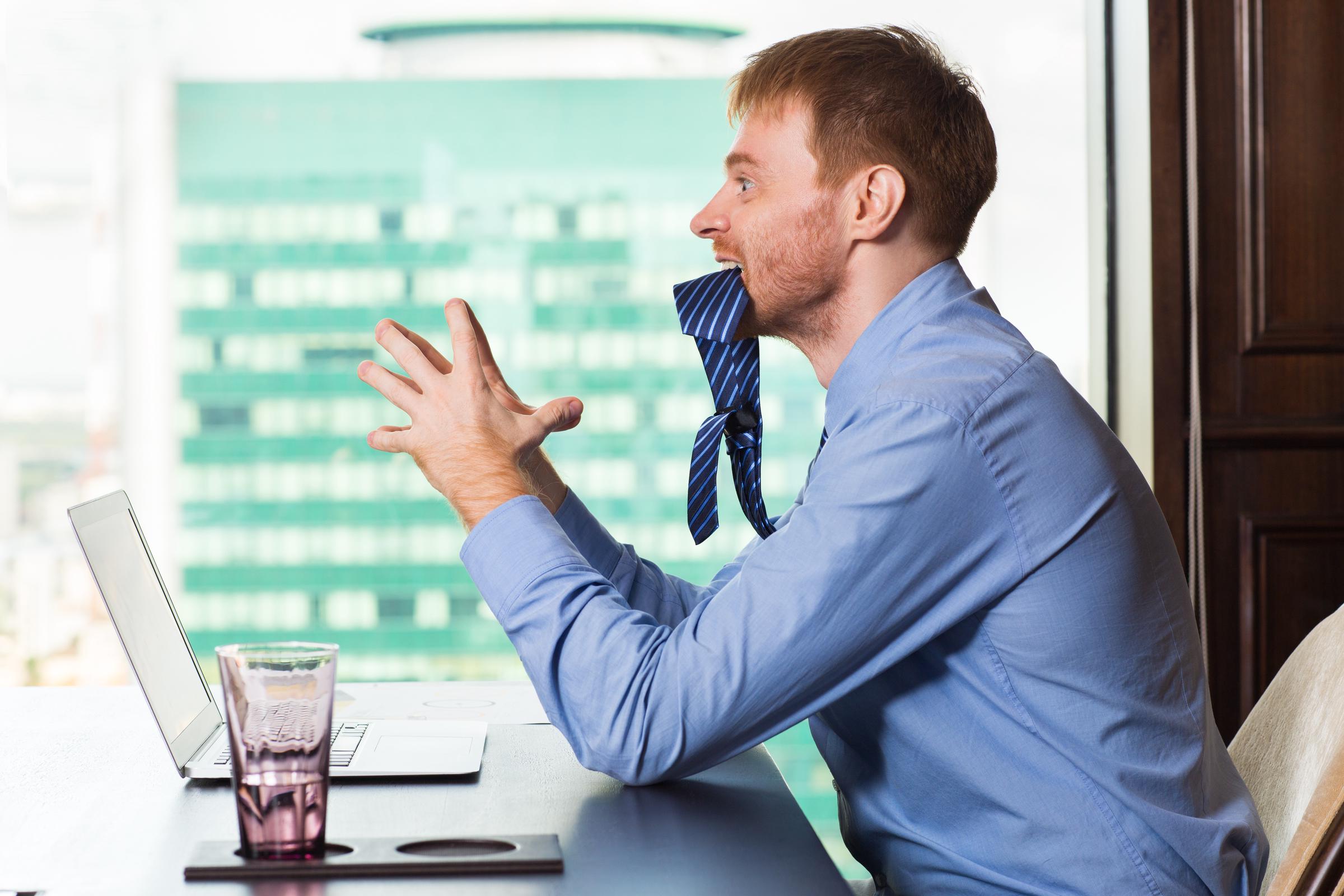 Un homme stressé dans son bureau | Source : Freepik