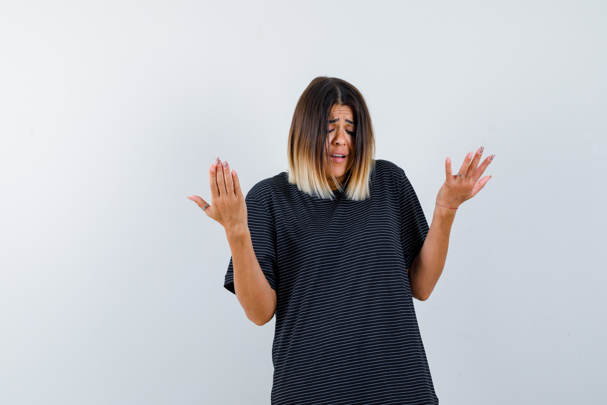 Une femme frustrée qui jette ses mains en l'air | Source : Freepik