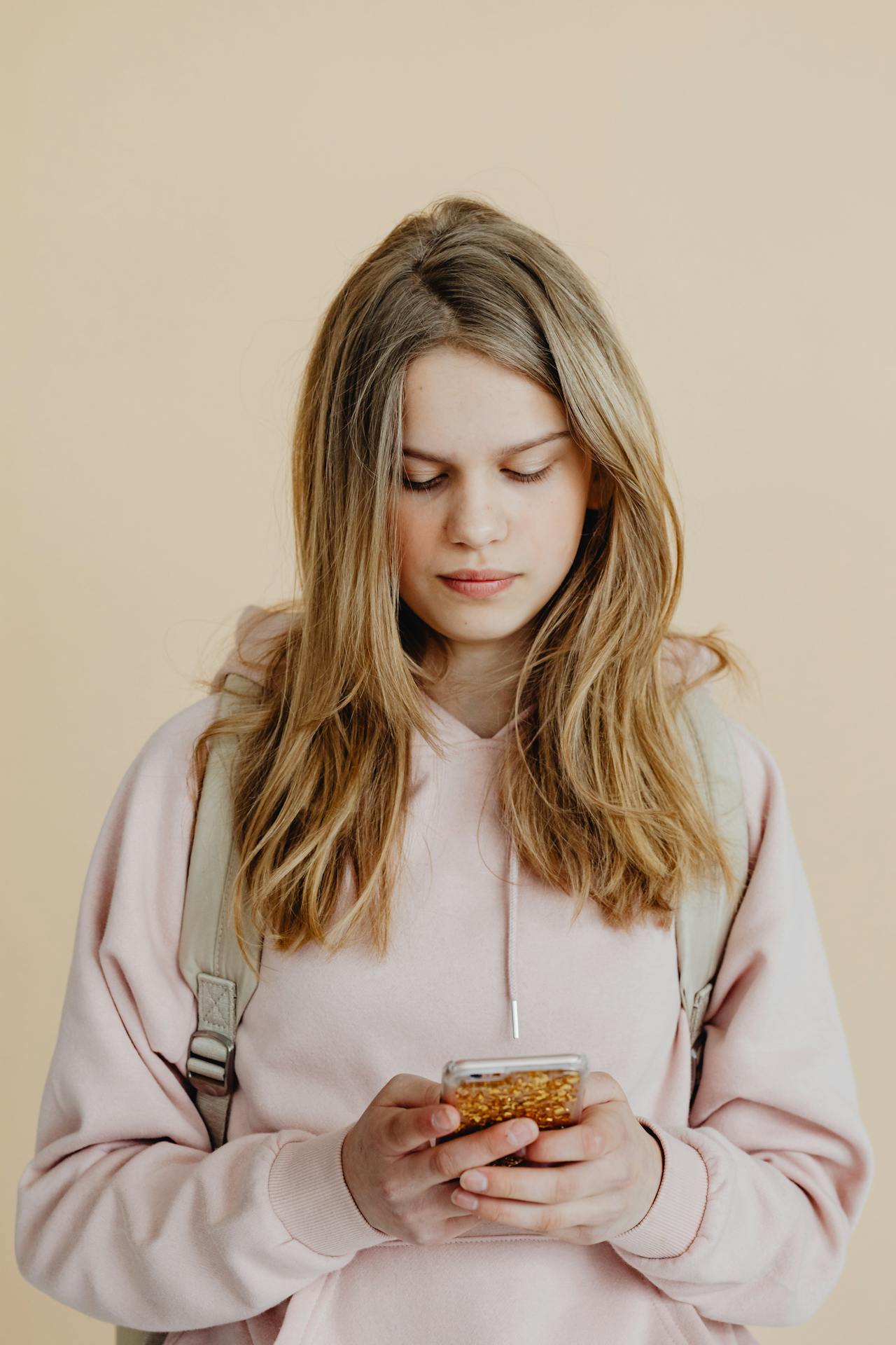 Une adolescente tenant son téléphone | Source : Pexels