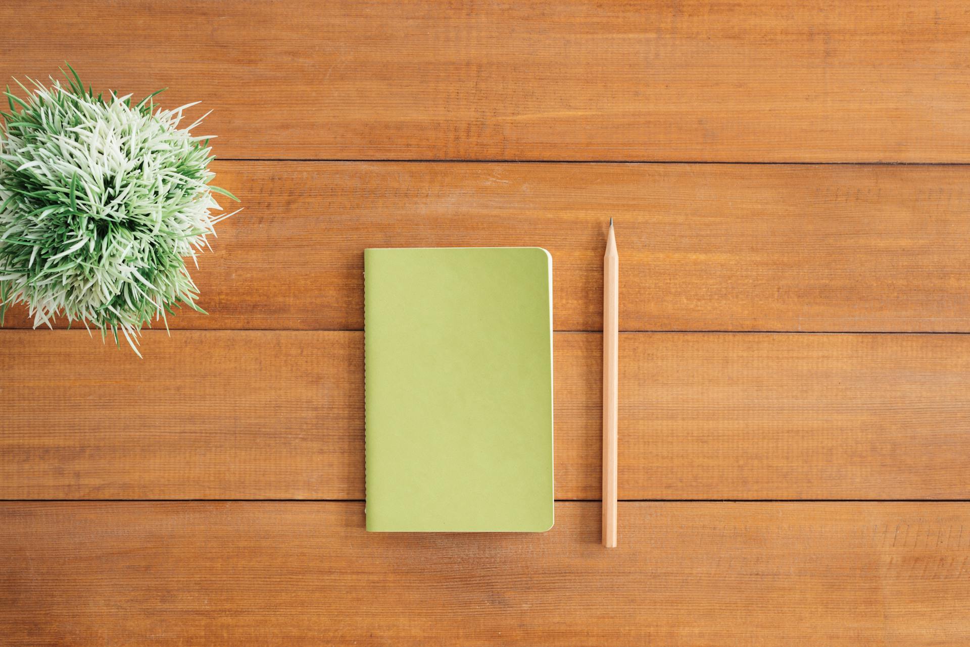 Un cahier et un crayon sur une table | Source : Pexels