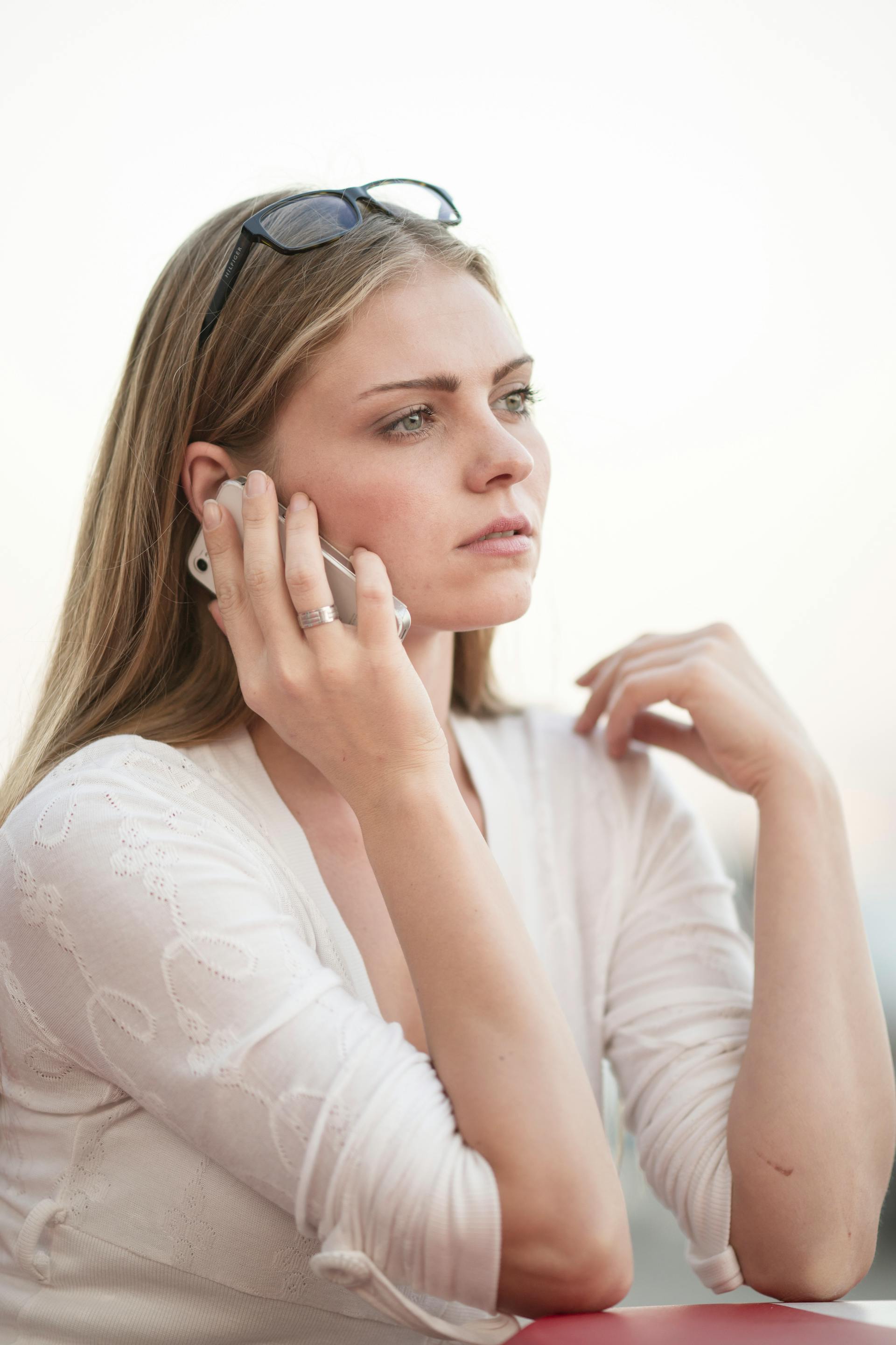 Une femme tendue qui parle sur son téléphone portable | Source : Pexels