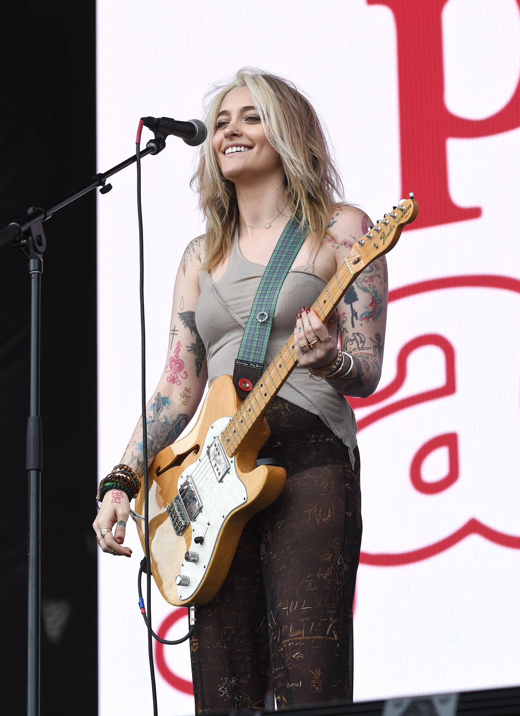 Paris Jackson est montrée en train de se produire sur scène lors d'une apparition en concert le 27 mai 2022 à Allston, Massachusetts. | Source : Getty Images