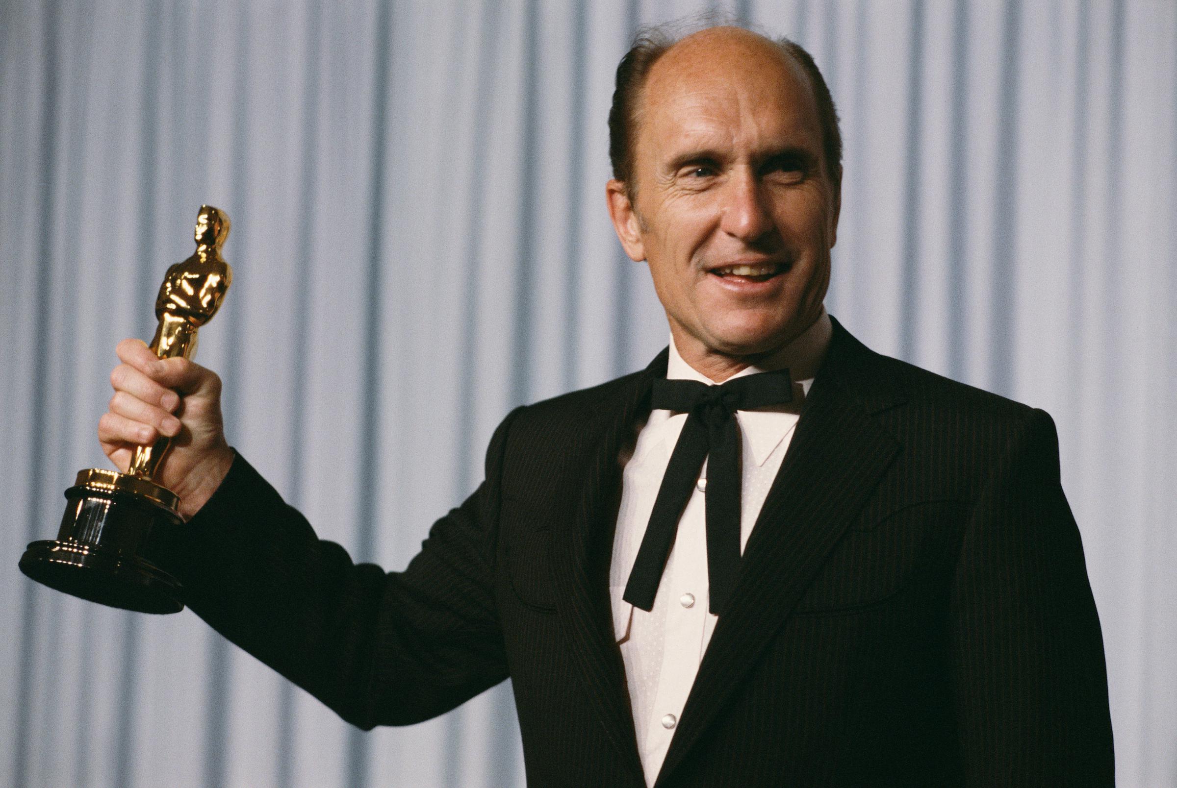 Robert Duvall pose avec son Oscar du meilleur acteur pour « Tender Mercies » lors de la 56e cérémonie des Oscars, le 9 avril 1984 | Source : Getty Images