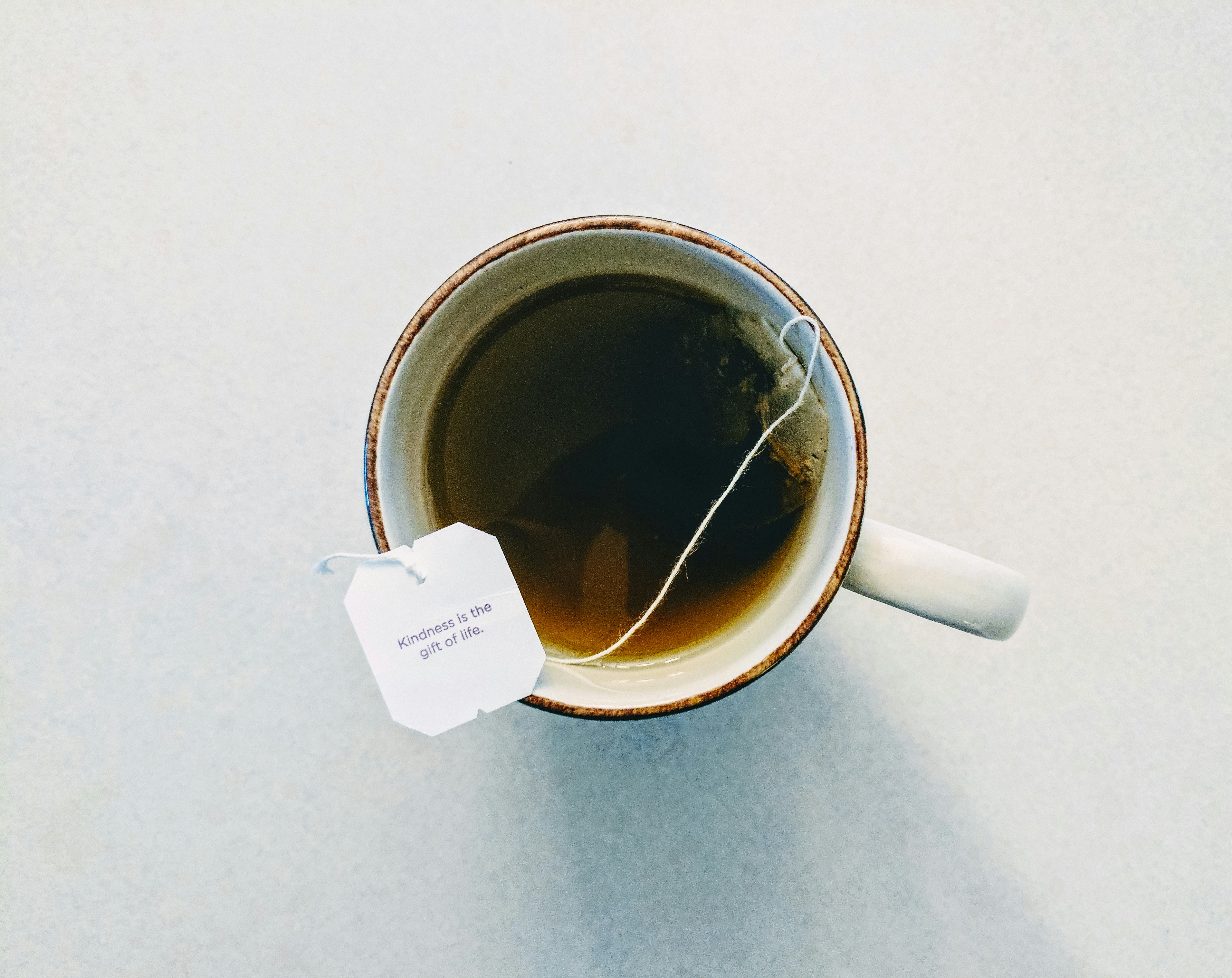 Une tasse de thé sur une table | Source : Unsplash