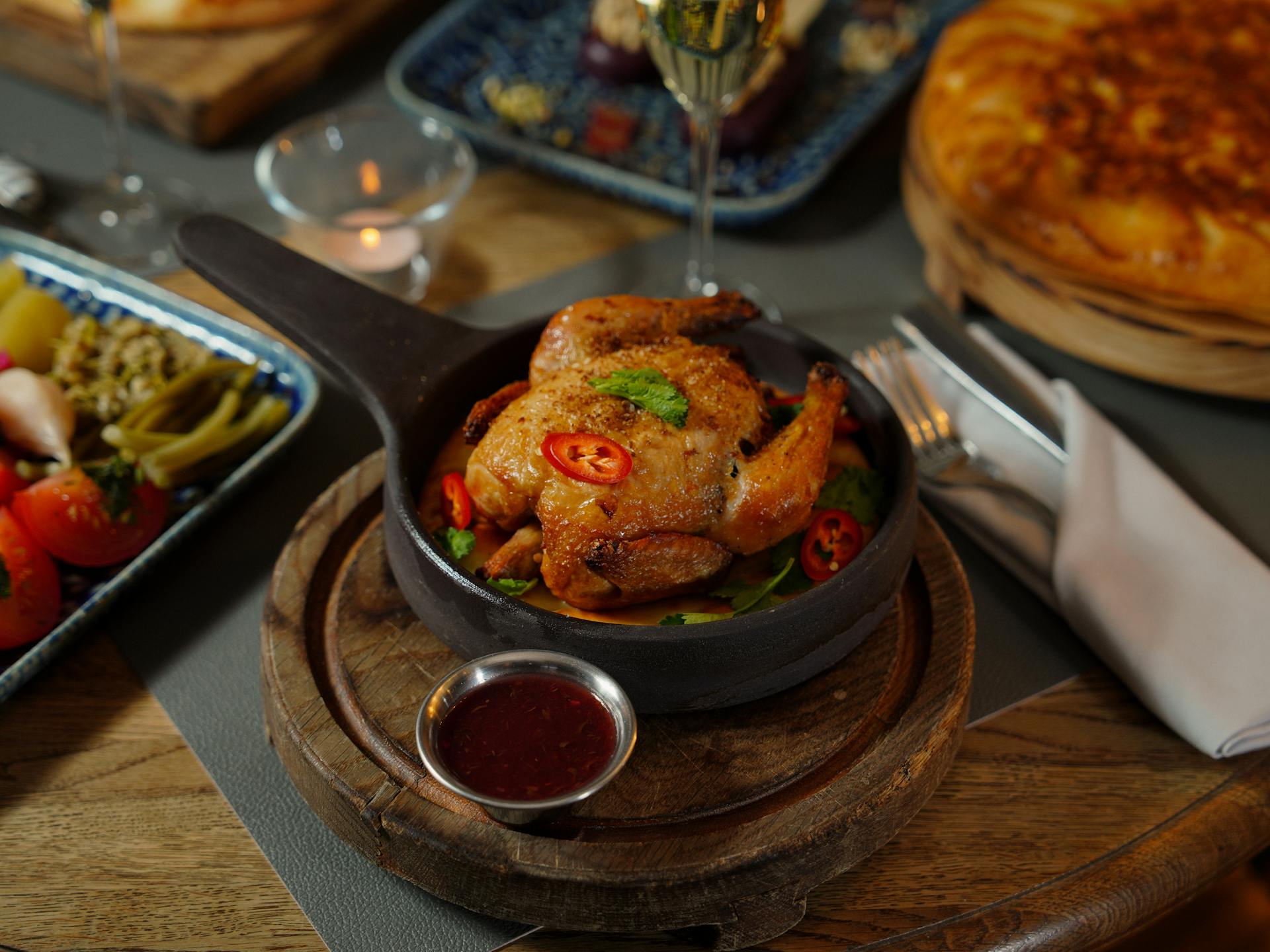 Poulet rôti avec sauce servi à table | Source : Pexels