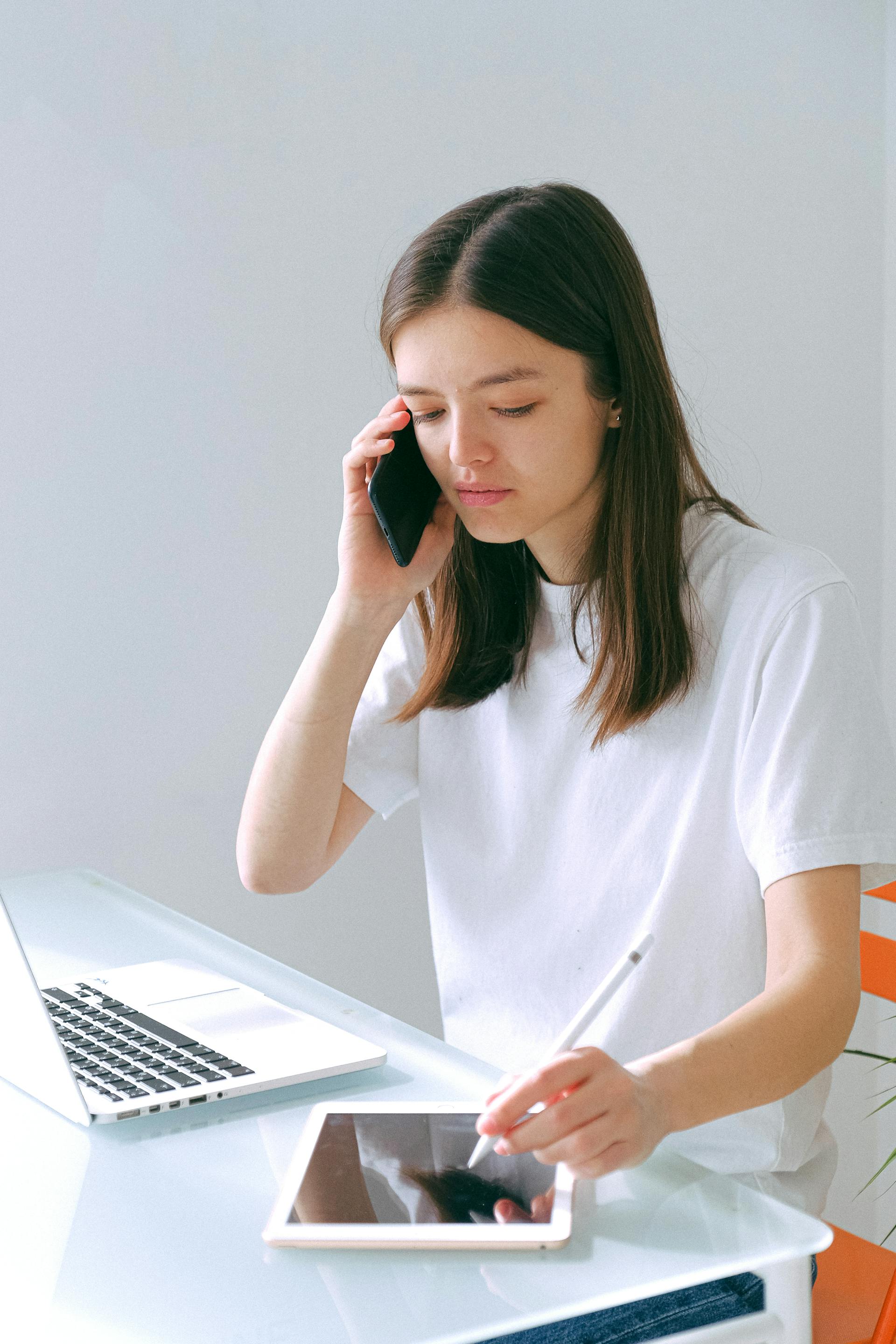 Une jeune femme fronce les sourcils pendant un appel téléphonique | Source : Pexels