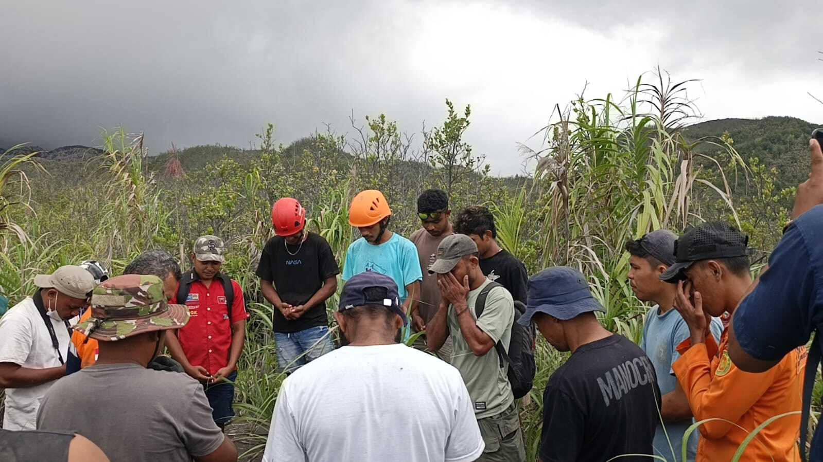 Des équipes conjointes de recherche et de sauvetage (SAR) se préparent à évacuer les victimes touchées par l'éruption du mont Dukono à Halmahera Nord, dans la province des Moluques, en Indonésie, le 8 mai 2026. Au moins trois Singapouriens ont été tués, tandis que 17 autres sont toujours portés disparus I Source : Getty Images