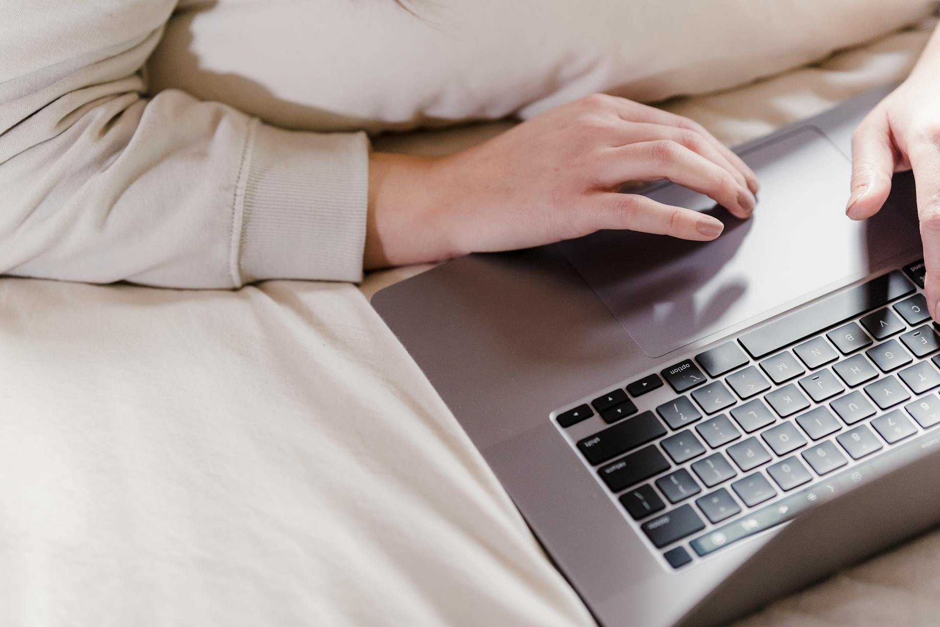 Une femme utilisant un ordinateur portable | Source : Pexels
