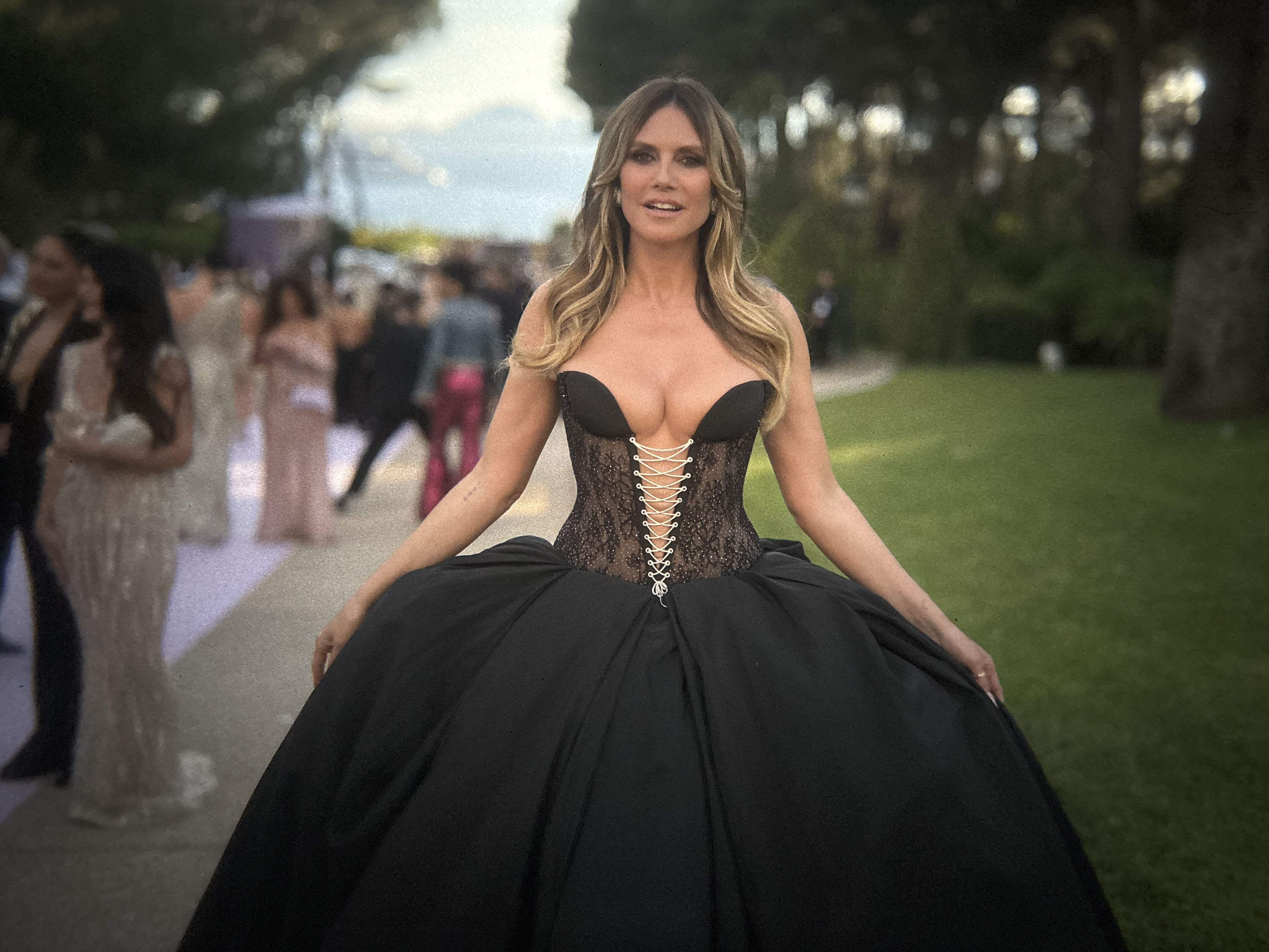 Heidi Klum attire tous les regards dans une robe spectaculaire à corset, assumant pleinement sa silhouette qui, selon elle, a naturellement évolué avec l'âge et la prise de poids. | Source : Getty Images