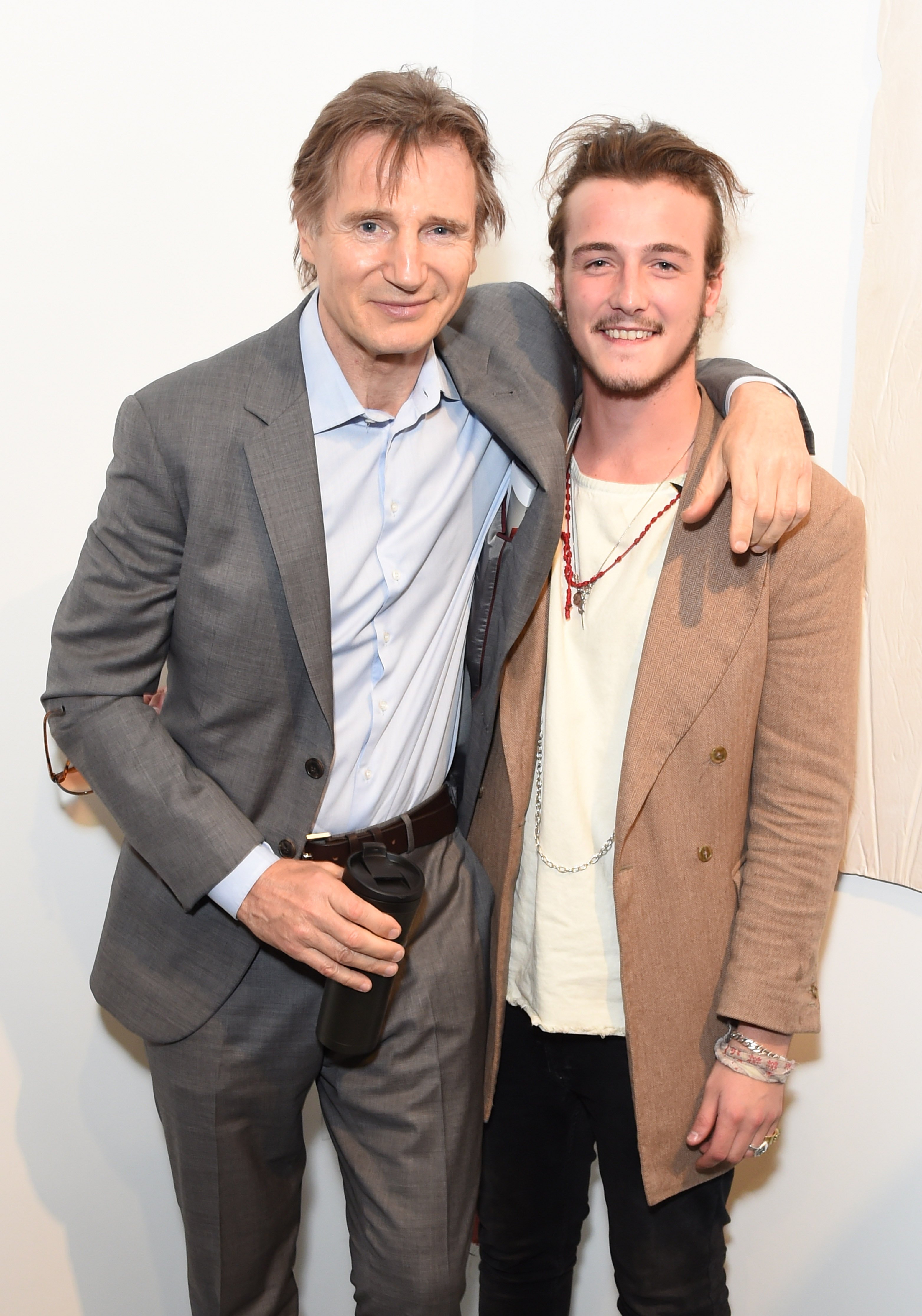 Liam et Micheál Neeson assistent à la soirée de lancement de Maison Mais Non alors que Micheál lance une galerie de mode à Soho le 2 juin 2015 | Source : Getty Images