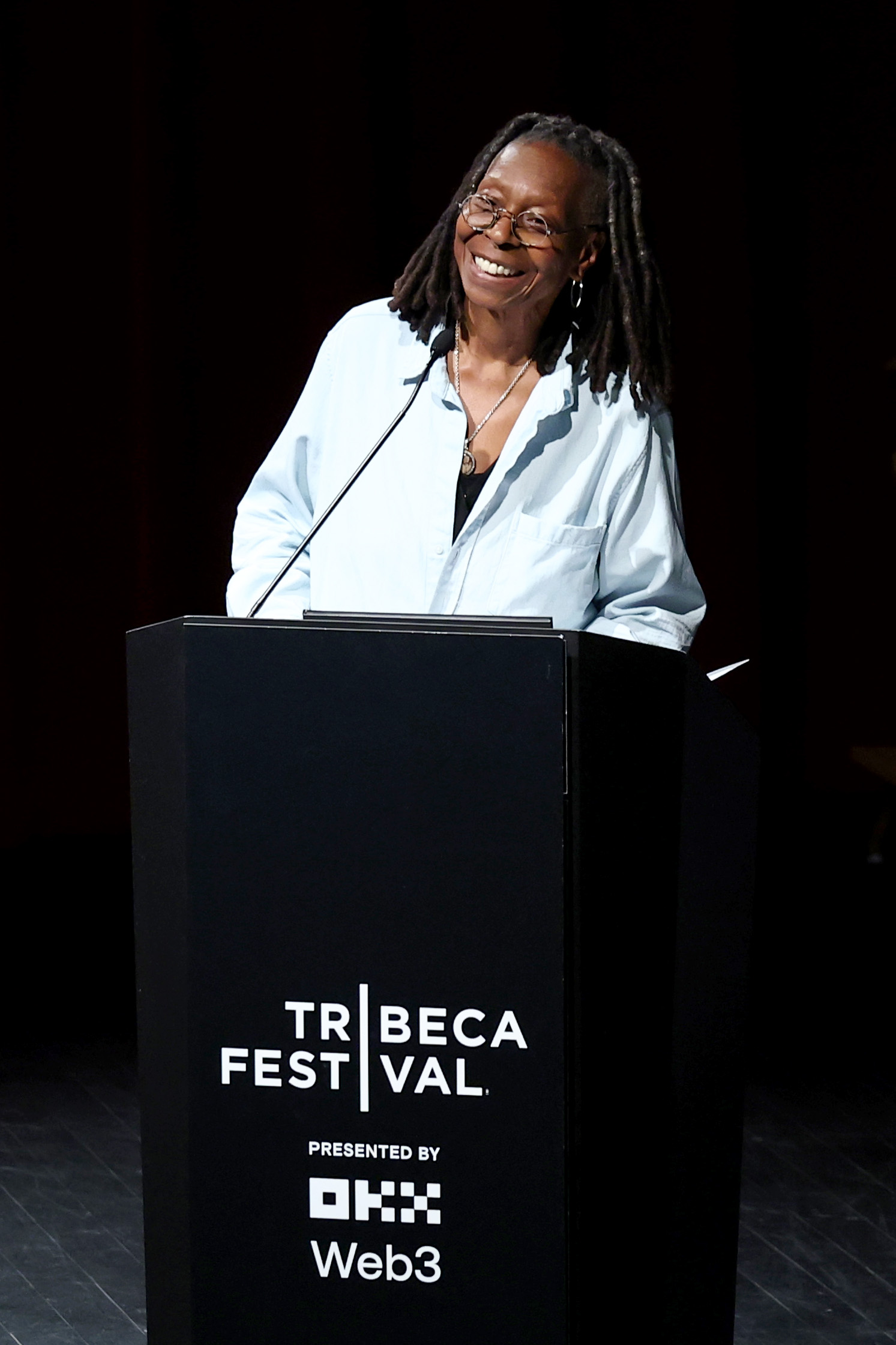 Whoopi Goldberg sur scène pendant Storytellers — Congresswoman Jasmine Crockett pendant le 2025 Tribeca Festival le 13 juin à New York. | Source : Getty Images