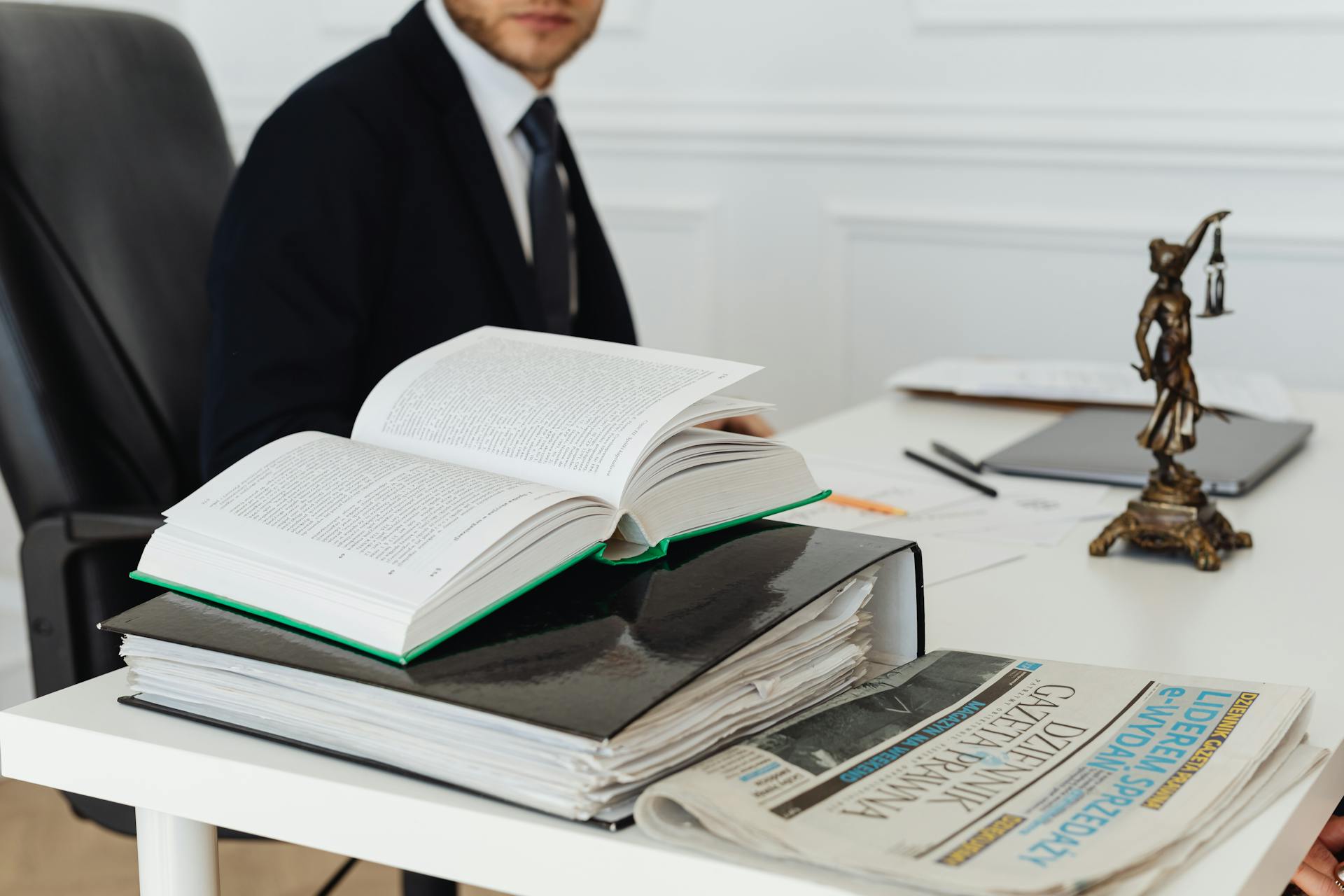 Un avocat dans son bureau | Source : Pexels
