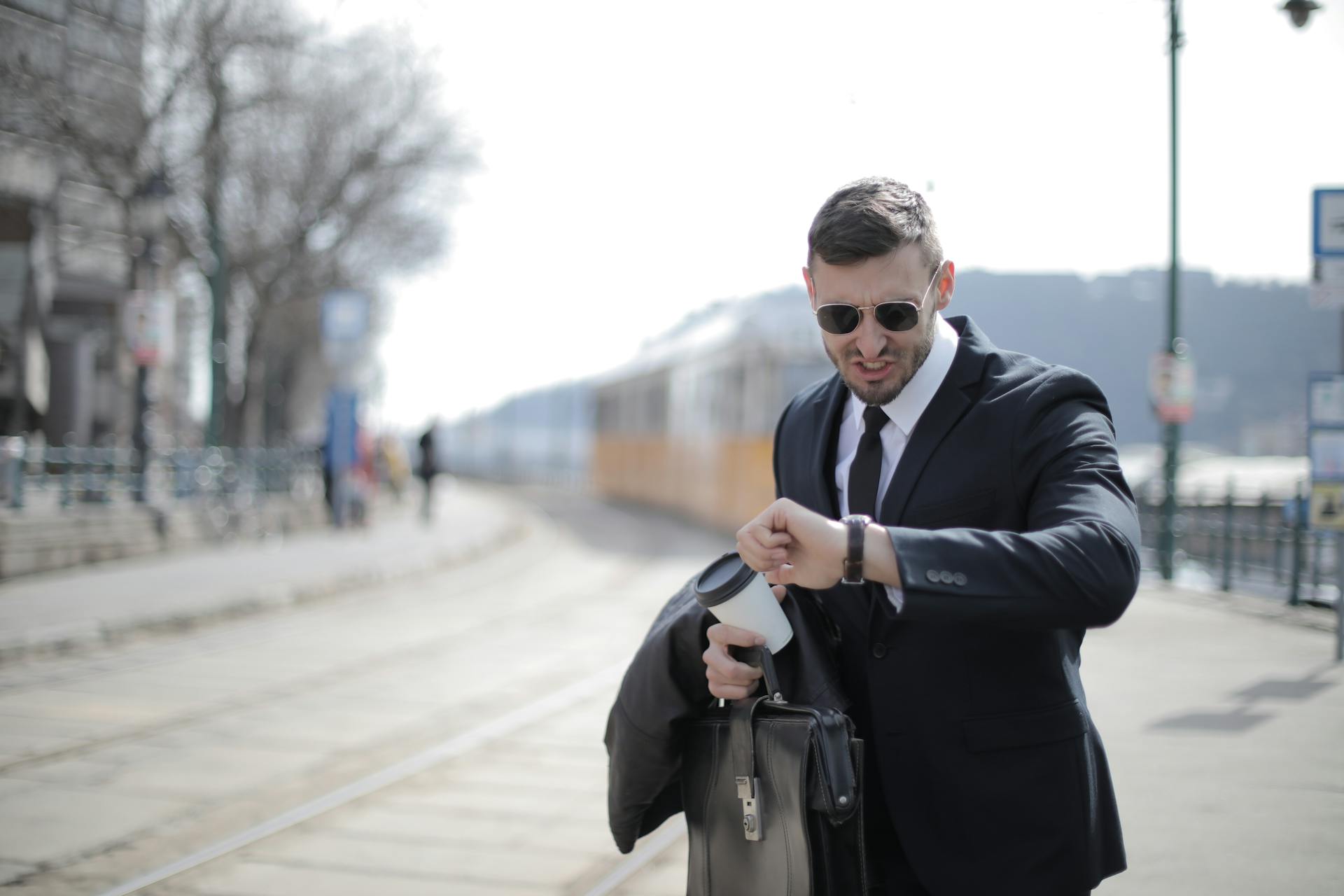 Un homme désemparé qui regarde sa montre | Source : Pexels