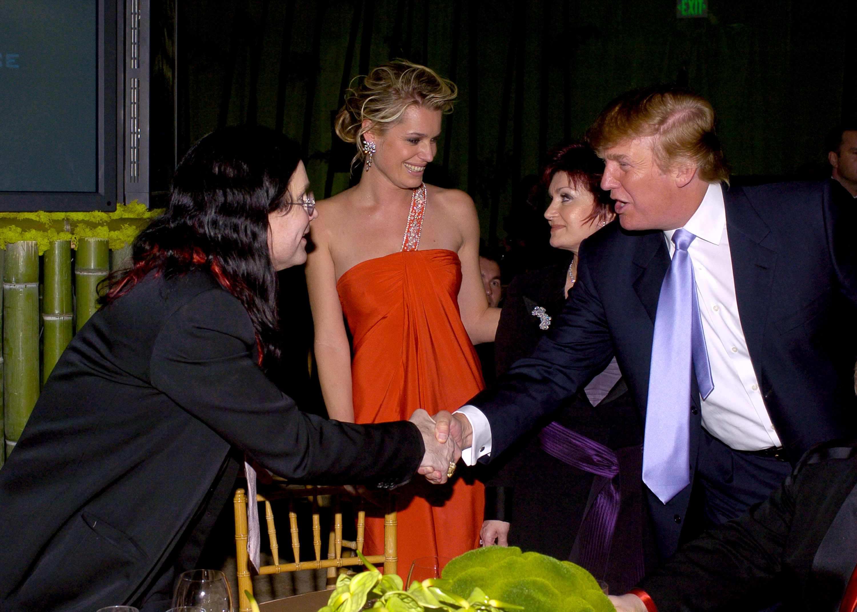Ozzy Osbourne, Rebecca Romijn-Stamos, Sharon Osbourne et Donald Trump lors de la 12e édition annuelle de la soirée Oscar de la Fondation Elton John contre le sida en 2004. | Source : Getty Images