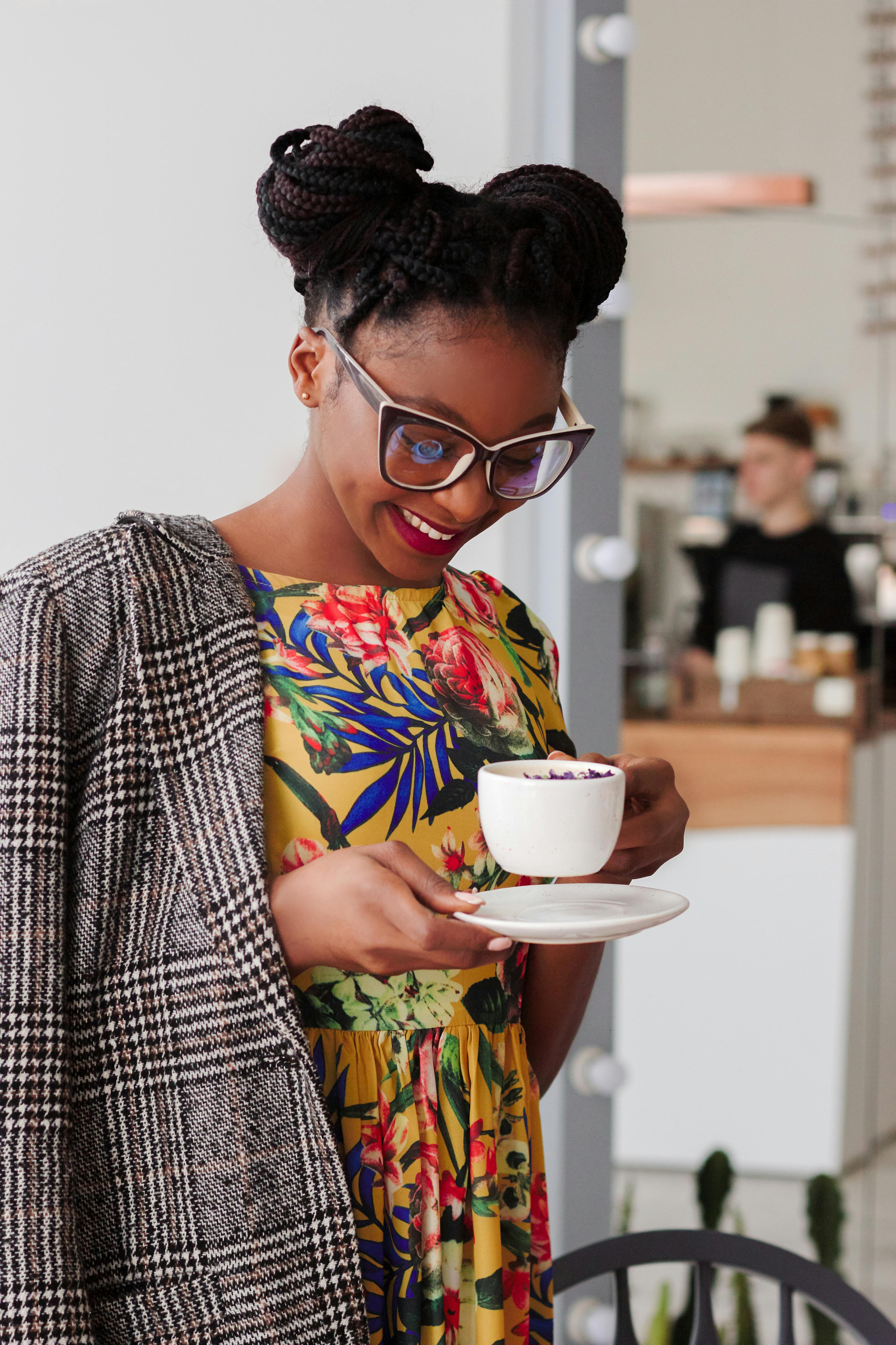 Une femme avec une tasse de café | Source : Pexels
