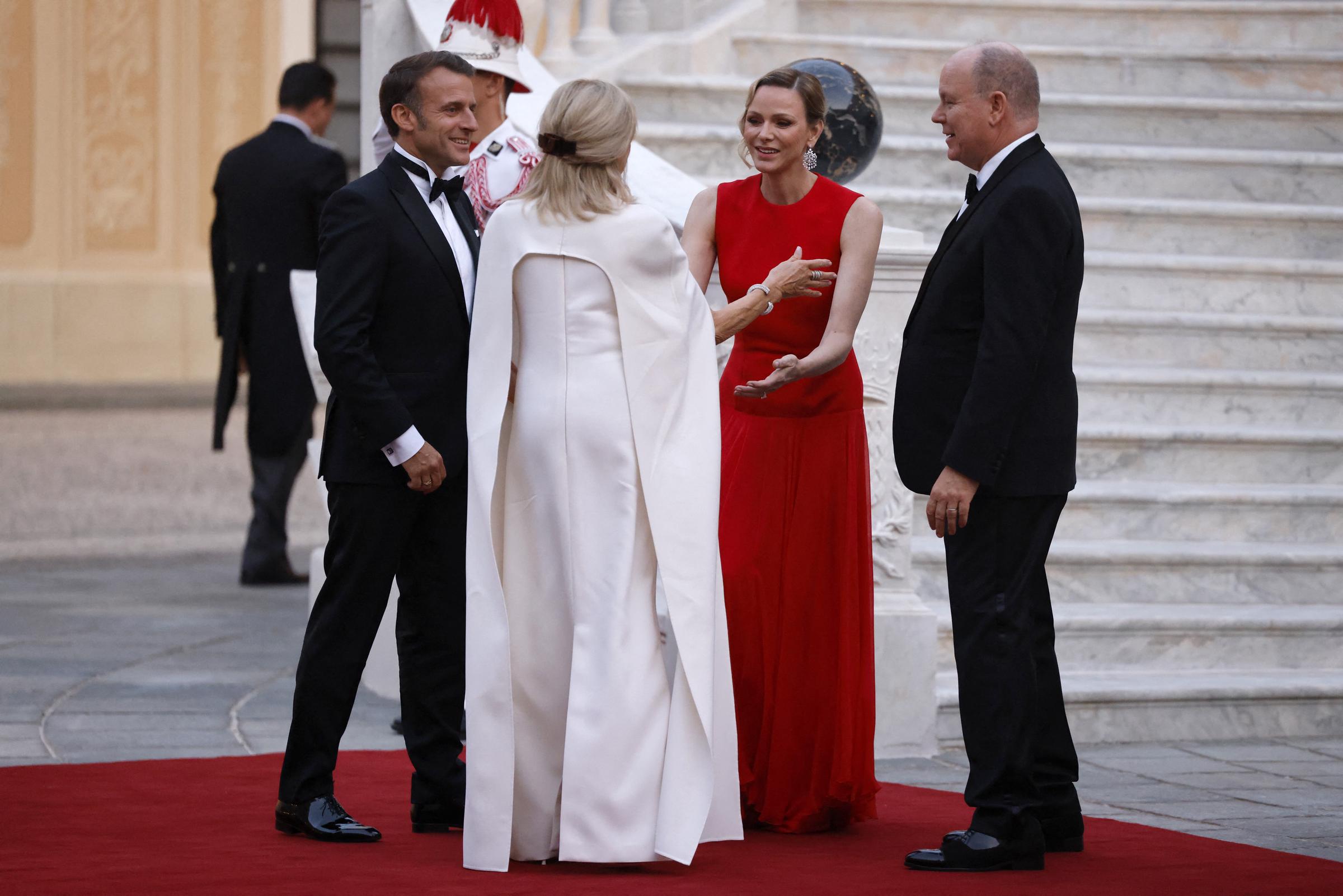 Le prince Albert II de Monaco (D) et la princesse Charlène (2e D) accueillent le président français Emmanuel Macron (2e G) et son épouse Brigitte Macron (G) au Palais Princier pour un dîner d'État dans le cadre de la visite d'État de deux jours de M. Macron à Monaco en amont de l'Unoc3, le 7 juin 2025 I Source : Getty Images