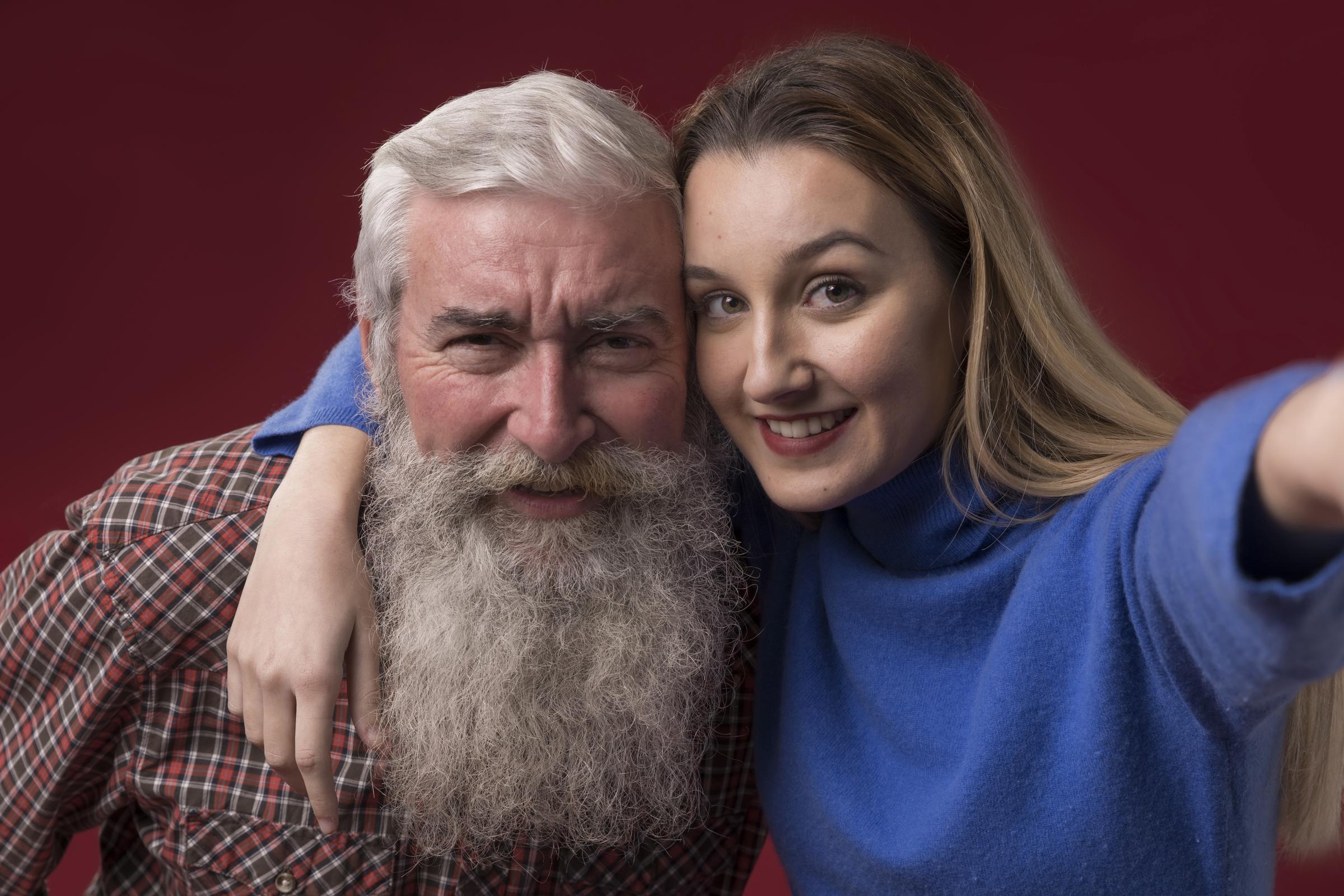 Une petite-fille heureuse avec son grand-père | Source : Freepik