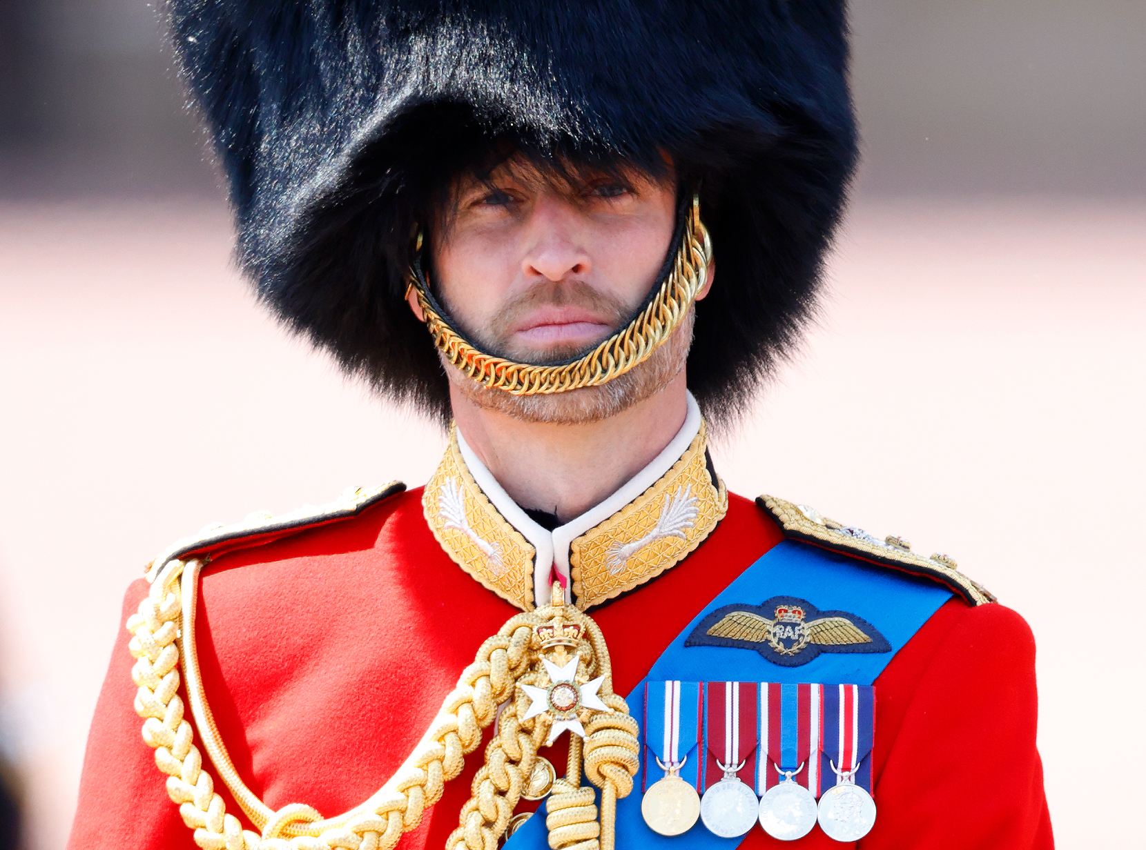 Le prince William regarde pendant qu'il est à cheval à l'extérieur du palais de Buckingham pendant le Trooping the Colour le 14 juin 2025 à Londres, Angleterre | Source : Getty Images