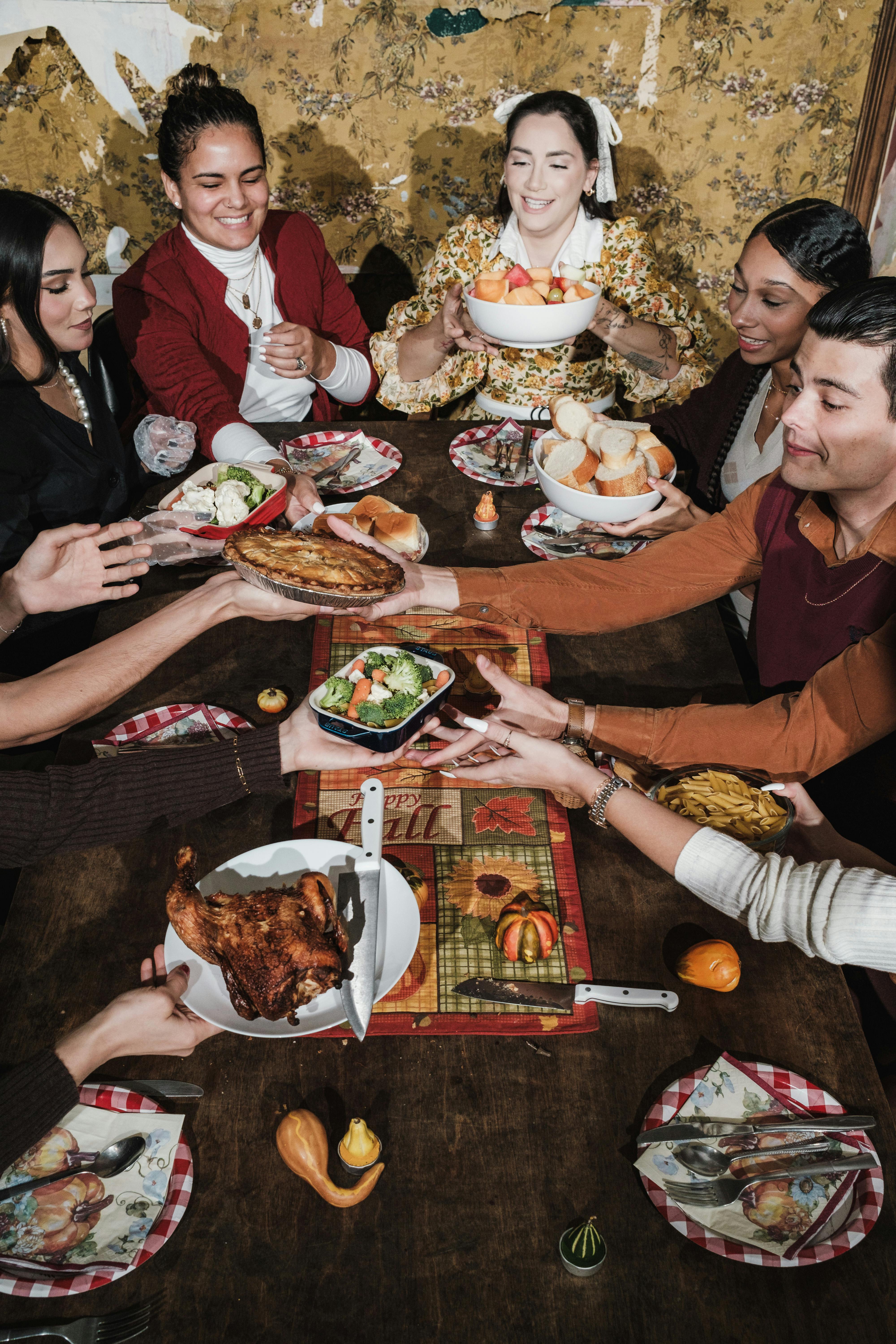 Des personnes lors d'un dîner | Source : Pexels