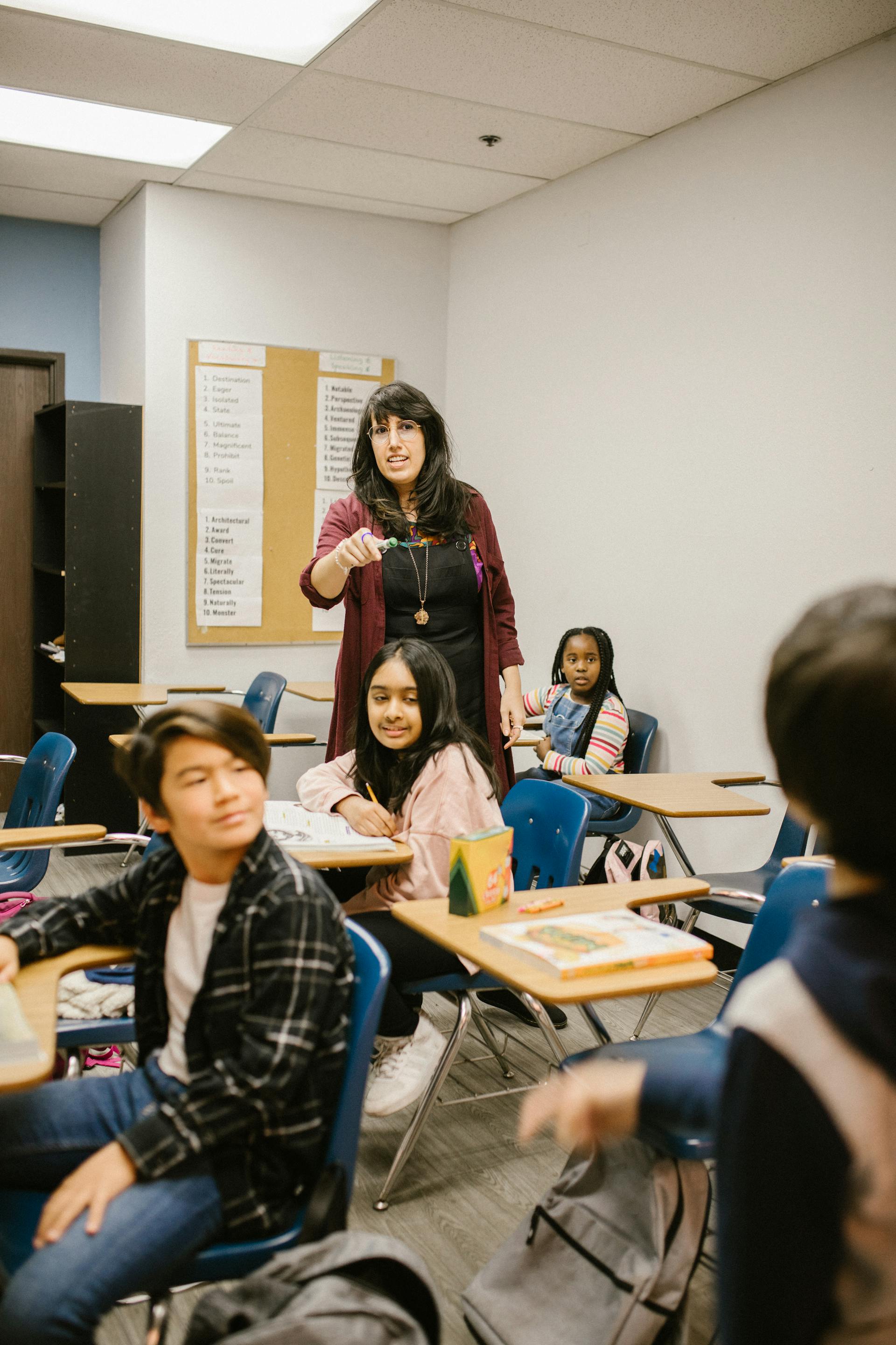 Une enseignante dans une classe de lycée | Source : Pexels